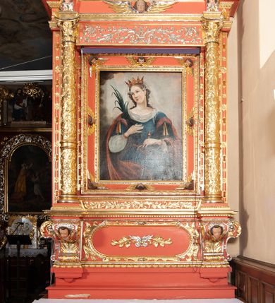 Zdjęcie nr 5: Ołtarz architektoniczny, jednoosiowy, dwukondygnacyjny, na cokole. Mensa prostopadłościenna, z antepedium dekorowanym płycinami. Pierwsza kondygnacja ujęta parą pilastrów ustawionych za parą wysuniętych przed lico kolumn o pokrytych ornamentem trzonach i kapitelach kompozytowych, dźwigających pełne belkowanie wyłamane w partii podpór. Pole środkowe w formie stojącego prostokąta z obrazem św. Katarzyny wymiennie ze św. Franciszkiem. Druga kondygnacja w formie stojącego prostokąta, ujęta parą kolumn i fragmentami rollwerku przysłoniętego postaciami modlących się aniołów w połowie herm. Kolumny podtrzymują fragmenty przerwanego przyczółka ujmującego szczyt o wklęsło-wypukłym profilu, zwieńczony krzyżem. Kondygnację wypełnia płótno przedstawiające św. Kingę. Nastawa pokryta bogatą dekoracją ornamentalną. W partii cokołów ornament roślinny, na wolutach główki anielskie, z palmetami i akantem. W centrum owalna płycina ujęta rollwerkiem. Wokół obrazu pierwszej kondygnacji główki anielskie, dalej astragal, a na trzonach kolumn wić z rozwiniętymi kwiatami i kiśćmi winogron. Powyżej pola obrazowego symetrycznie rozchodząca się wić. Na fryzie główki anielskie, a ponad nimi kostkowanie. W drugiej kondygnacji owalną ramę obrazu ujmuje okucie z przeplecioną wstęgą i wieniec laurowy, trzony kolumn analogiczne jak w niższej kondygnacji. W zwieńczeniu ujęta taśmami litera „K”. Nastawa polichromowana na kolor czerwony ze złoconymi i srebrzonymi kolumnami, detalami architektonicznymi i ornamentyką.