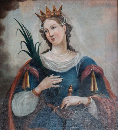 Zdjęcie nr 1: Pole obrazowe w formie stojącego prostokąta. W centrum postać św. Katarzyny ujętej do kolan, ukazanej frontalnie, z głową zwróconą w prawo i przechyloną do tyłu, ze wzrokiem skierowanym przed siebie. W prawej, niesionej ręce trzyma palmę męczeństwa, w lewej, opuszczonej miecz, przed którym widać fragment złamanego koła. Twarz pociągła, pełna, o małych, ciemnych oczach, prostym nosie i niewielkich ustach. Na szyi i we włosach ma podwójny sznur korali, na głowie otwartą koronę. Święta jest ubrana w niebieską suknię z białym kołnierzem, dekorowaną na obszernych rękawach broszami spinającymi szarfy. Na ramiona narzucony ma jasnobrązowy płaszcz. Tło jasnoniebieskie, przy lewej krawędzi czarne skłębione chmury. Obraz oprawiony w szeroką ramę dekorowaną uskrzydlonymi główkami anielskimi. 