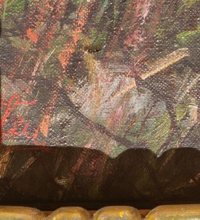 Zdjęcie nr 3: Ołtarz architektoniczny, jednoosiowy, dwukondygnacyjny, na cokole. Mensa prostopadłościenna, z antepedium dekorowanym ornamentami. Pierwsza kondygnacja ujęta parą pilastrów ustawionych za parą wysuniętych przed lico kolumn o pokrytych ornamentem trzonach i kapitelach kompozytowych, dźwigających pełne belkowanie wyłamane w partii podpór. Pole środkowe w formie stojącego prostokąta z obrazem św. Anna Samotrzeć wymiennie z „Jezu ufam Tobie” i figurą Matki Boskiej Różańcowej. Druga kondygnacja w formie stojącego prostokąta, ujęta parą kolumn i fragmentami rollwerku przysłoniętego postaciami modlących się aniołów w połowie herm. Kolumny podtrzymują fragmenty przerwanego przyczółka ujmującego szczyt o wklęsło-wypukłym profilu i zwieńczony krzyżem. Kondygnację wypełnia płótno przedstawiające św. Jacka. Nastawa pokryta bogatą dekoracją ornamentalną. W partii cokołów ornament roślinny, na wolutach główki anielskie, z palmetami i akantem. W centrum owalna płycina ujęta wicią. Wokół obrazu pierwszej kondygnacji główki anielskie, dalej astragal, a na trzonach kolumn wić z rozwiniętymi kwiatami i kiśćmi winogron. Na fryzie główki anielskie, a ponad nimi kostkowanie. W drugiej kondygnacji owalną ramę obrazu ujmuje wieniec laurowy, trzony kolumn dekorowane analogicznie jak w niższej kondygnacji. W zwieńczeniu ozdobnie uwity monogram maryjny. Nastawa polichromowana na kolor czerwony ze złoconymi i srebrzonymi kolumnami, detalami architektonicznymi i ornamentyką.