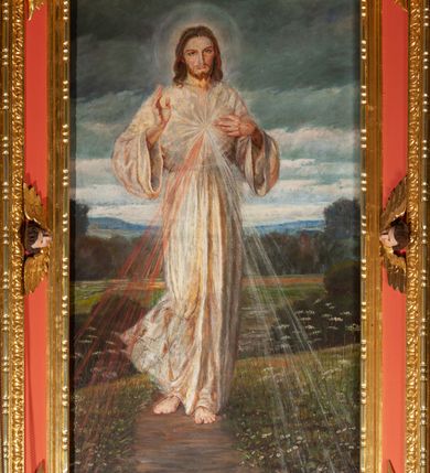 Zdjęcie nr 7: Ołtarz architektoniczny, jednoosiowy, dwukondygnacyjny, na cokole. Mensa prostopadłościenna, z antepedium dekorowanym ornamentami. Pierwsza kondygnacja ujęta parą pilastrów ustawionych za parą wysuniętych przed lico kolumn o pokrytych ornamentem trzonach i kapitelach kompozytowych, dźwigających pełne belkowanie wyłamane w partii podpór. Pole środkowe w formie stojącego prostokąta z obrazem św. Anna Samotrzeć wymiennie z „Jezu ufam Tobie” i figurą Matki Boskiej Różańcowej. Druga kondygnacja w formie stojącego prostokąta, ujęta parą kolumn i fragmentami rollwerku przysłoniętego postaciami modlących się aniołów w połowie herm. Kolumny podtrzymują fragmenty przerwanego przyczółka ujmującego szczyt o wklęsło-wypukłym profilu i zwieńczony krzyżem. Kondygnację wypełnia płótno przedstawiające św. Jacka. Nastawa pokryta bogatą dekoracją ornamentalną. W partii cokołów ornament roślinny, na wolutach główki anielskie, z palmetami i akantem. W centrum owalna płycina ujęta wicią. Wokół obrazu pierwszej kondygnacji główki anielskie, dalej astragal, a na trzonach kolumn wić z rozwiniętymi kwiatami i kiśćmi winogron. Na fryzie główki anielskie, a ponad nimi kostkowanie. W drugiej kondygnacji owalną ramę obrazu ujmuje wieniec laurowy, trzony kolumn dekorowane analogicznie jak w niższej kondygnacji. W zwieńczeniu ozdobnie uwity monogram maryjny. Nastawa polichromowana na kolor czerwony ze złoconymi i srebrzonymi kolumnami, detalami architektonicznymi i ornamentyką.