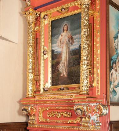 Zdjęcie nr 6: Ołtarz architektoniczny, jednoosiowy, dwukondygnacyjny, na cokole. Mensa prostopadłościenna, z antepedium dekorowanym ornamentami. Pierwsza kondygnacja ujęta parą pilastrów ustawionych za parą wysuniętych przed lico kolumn o pokrytych ornamentem trzonach i kapitelach kompozytowych, dźwigających pełne belkowanie wyłamane w partii podpór. Pole środkowe w formie stojącego prostokąta z obrazem św. Anna Samotrzeć wymiennie z „Jezu ufam Tobie” i figurą Matki Boskiej Różańcowej. Druga kondygnacja w formie stojącego prostokąta, ujęta parą kolumn i fragmentami rollwerku przysłoniętego postaciami modlących się aniołów w połowie herm. Kolumny podtrzymują fragmenty przerwanego przyczółka ujmującego szczyt o wklęsło-wypukłym profilu i zwieńczony krzyżem. Kondygnację wypełnia płótno przedstawiające św. Jacka. Nastawa pokryta bogatą dekoracją ornamentalną. W partii cokołów ornament roślinny, na wolutach główki anielskie, z palmetami i akantem. W centrum owalna płycina ujęta wicią. Wokół obrazu pierwszej kondygnacji główki anielskie, dalej astragal, a na trzonach kolumn wić z rozwiniętymi kwiatami i kiśćmi winogron. Na fryzie główki anielskie, a ponad nimi kostkowanie. W drugiej kondygnacji owalną ramę obrazu ujmuje wieniec laurowy, trzony kolumn dekorowane analogicznie jak w niższej kondygnacji. W zwieńczeniu ozdobnie uwity monogram maryjny. Nastawa polichromowana na kolor czerwony ze złoconymi i srebrzonymi kolumnami, detalami architektonicznymi i ornamentyką.