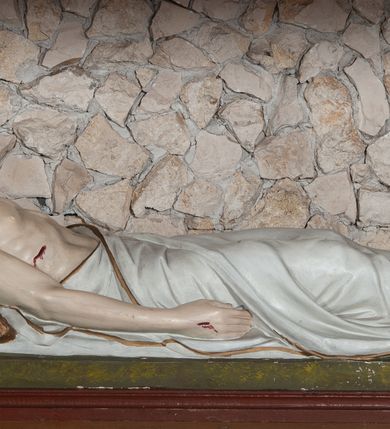 Zdjęcie nr 4: Ołtarz architektoniczny, jednoosiowy, dwukondygnacyjny, na cokole. Mensa prostopadłościenna, z antepedium dekorowanym ornamentami. Pierwsza kondygnacja ujęta parą pilastrów ustawionych za parą wysuniętych przed lico kolumn o pokrytych ornamentem trzonach i kapitelach kompozytowych, dźwigających pełne belkowanie wyłamane w partii podpór. Pole środkowe w formie stojącego prostokąta z obrazem św. Anna Samotrzeć wymiennie z „Jezu ufam Tobie” i figurą Matki Boskiej Różańcowej. Druga kondygnacja w formie stojącego prostokąta, ujęta parą kolumn i fragmentami rollwerku przysłoniętego postaciami modlących się aniołów w połowie herm. Kolumny podtrzymują fragmenty przerwanego przyczółka ujmującego szczyt o wklęsło-wypukłym profilu i zwieńczony krzyżem. Kondygnację wypełnia płótno przedstawiające św. Jacka. Nastawa pokryta bogatą dekoracją ornamentalną. W partii cokołów ornament roślinny, na wolutach główki anielskie, z palmetami i akantem. W centrum owalna płycina ujęta wicią. Wokół obrazu pierwszej kondygnacji główki anielskie, dalej astragal, a na trzonach kolumn wić z rozwiniętymi kwiatami i kiśćmi winogron. Na fryzie główki anielskie, a ponad nimi kostkowanie. W drugiej kondygnacji owalną ramę obrazu ujmuje wieniec laurowy, trzony kolumn dekorowane analogicznie jak w niższej kondygnacji. W zwieńczeniu ozdobnie uwity monogram maryjny. Nastawa polichromowana na kolor czerwony ze złoconymi i srebrzonymi kolumnami, detalami architektonicznymi i ornamentyką.