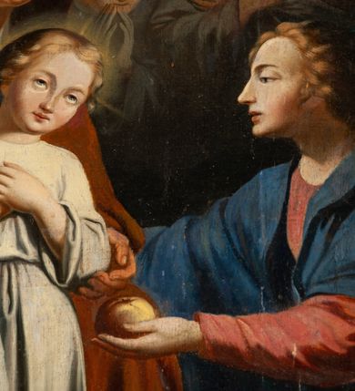 Zdjęcie nr 5: Obraz w kształcie stojącego prostokąta w złoconej i profilowanej ramie. W centrum kompozycji przedstawienie św. Anny Samotrzeć. Anna z lewej strony trzyma przed sobą małego Jezusa, a z prawej  klęczy zwrócona w ich stronę Maria podająca dziecku jabłko ze stojącego między nimi koszyka. Maria ma młodą twarz o wyraźnie zaznaczonych oczach i prostym nosie, jasne, falowane włosy ma zaczesane do tyłu. Jest ubrana w jasnoczerwoną suknię oraz ciemnobłękitny płaszcz. Święta Anna ma twarz dojrzałej kobiety, wzrok kieruje na Jezusa. Ma na sobie zieloną suknię, spod której wystają białe rękawy, obszerny jasnobrązowy płaszcz zakrywający nogi, a na głowie i ramionach fioletową chustę. Jezus w białej, długiej, przylegającej do ciała tunice, która jest przewiązana w pasie. Kobiety mają nad głowami cienkie, okrągłe nimby, od głowy Jezusa bije jasne światło. Za postaciami dwa, ginące w mroku, modlące się anioły w sukniach o szerokich rękawach. Pod ich stopami goła ziemia. Tło obrazu ciemne, sugeruje wnętrze jaskini lub skały. Obraz charakteryzuje silny światłocień, kolorystyka ciemna, ciepła.