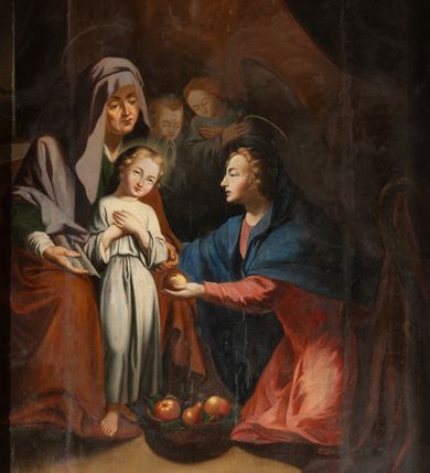 Zdjęcie nr 1: Obraz w kształcie stojącego prostokąta w złoconej i profilowanej ramie. W centrum kompozycji przedstawienie św. Anny Samotrzeć. Anna z lewej strony trzyma przed sobą małego Jezusa, a z prawej  klęczy zwrócona w ich stronę Maria podająca dziecku jabłko ze stojącego między nimi koszyka. Maria ma młodą twarz o wyraźnie zaznaczonych oczach i prostym nosie, jasne, falowane włosy ma zaczesane do tyłu. Jest ubrana w jasnoczerwoną suknię oraz ciemnobłękitny płaszcz. Święta Anna ma twarz dojrzałej kobiety, wzrok kieruje na Jezusa. Ma na sobie zieloną suknię, spod której wystają białe rękawy, obszerny jasnobrązowy płaszcz zakrywający nogi, a na głowie i ramionach fioletową chustę. Jezus w białej, długiej, przylegającej do ciała tunice, która jest przewiązana w pasie. Kobiety mają nad głowami cienkie, okrągłe nimby, od głowy Jezusa bije jasne światło. Za postaciami dwa, ginące w mroku, modlące się anioły w sukniach o szerokich rękawach. Pod ich stopami goła ziemia. Tło obrazu ciemne, sugeruje wnętrze jaskini lub skały. Obraz charakteryzuje silny światłocień, kolorystyka ciemna, ciepła.