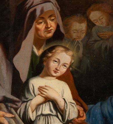 Zdjęcie nr 7: Obraz w kształcie stojącego prostokąta w złoconej i profilowanej ramie. W centrum kompozycji przedstawienie św. Anny Samotrzeć. Anna z lewej strony trzyma przed sobą małego Jezusa, a z prawej  klęczy zwrócona w ich stronę Maria podająca dziecku jabłko ze stojącego między nimi koszyka. Maria ma młodą twarz o wyraźnie zaznaczonych oczach i prostym nosie, jasne, falowane włosy ma zaczesane do tyłu. Jest ubrana w jasnoczerwoną suknię oraz ciemnobłękitny płaszcz. Święta Anna ma twarz dojrzałej kobiety, wzrok kieruje na Jezusa. Ma na sobie zieloną suknię, spod której wystają białe rękawy, obszerny jasnobrązowy płaszcz zakrywający nogi, a na głowie i ramionach fioletową chustę. Jezus w białej, długiej, przylegającej do ciała tunice, która jest przewiązana w pasie. Kobiety mają nad głowami cienkie, okrągłe nimby, od głowy Jezusa bije jasne światło. Za postaciami dwa, ginące w mroku, modlące się anioły w sukniach o szerokich rękawach. Pod ich stopami goła ziemia. Tło obrazu ciemne, sugeruje wnętrze jaskini lub skały. Obraz charakteryzuje silny światłocień, kolorystyka ciemna, ciepła.