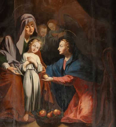 Zdjęcie nr 4: Obraz w kształcie stojącego prostokąta w złoconej i profilowanej ramie. W centrum kompozycji przedstawienie św. Anny Samotrzeć. Anna z lewej strony trzyma przed sobą małego Jezusa, a z prawej  klęczy zwrócona w ich stronę Maria podająca dziecku jabłko ze stojącego między nimi koszyka. Maria ma młodą twarz o wyraźnie zaznaczonych oczach i prostym nosie, jasne, falowane włosy ma zaczesane do tyłu. Jest ubrana w jasnoczerwoną suknię oraz ciemnobłękitny płaszcz. Święta Anna ma twarz dojrzałej kobiety, wzrok kieruje na Jezusa. Ma na sobie zieloną suknię, spod której wystają białe rękawy, obszerny jasnobrązowy płaszcz zakrywający nogi, a na głowie i ramionach fioletową chustę. Jezus w białej, długiej, przylegającej do ciała tunice, która jest przewiązana w pasie. Kobiety mają nad głowami cienkie, okrągłe nimby, od głowy Jezusa bije jasne światło. Za postaciami dwa, ginące w mroku, modlące się anioły w sukniach o szerokich rękawach. Pod ich stopami goła ziemia. Tło obrazu ciemne, sugeruje wnętrze jaskini lub skały. Obraz charakteryzuje silny światłocień, kolorystyka ciemna, ciepła.