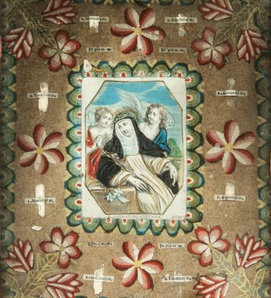 Zdjęcie nr 2: Ołtarz drewniany, architektoniczny, jednoosiowy, jednokondygnacyjny, ze zwieńczeniem, z dwiema bramkami. Jest umieszczony na murowanym, dwustopniowym podwyższeniu. Podstawa ołtarza murowana, skrzyniowa o kształcie prostopadłościanu, o obudowie drewnianej. Brak kamiennej mensy ołtarzowej. W partii antepedium nisza w kształcie prostokąta leżącego. Na mensie ustawione tabernakulum w formie centralnego kościółka zwieńczonego kopułą z latarnią.

Retabulum jest flankowane dwiema złoconymi kolumnami kompozytowymi, ustawionymi na profilowanych cokołach. Trzony kolumn są kanelowane, ozdobione w połowie wysokości główkami aniołków ujętymi dekoracją chrząstkową. Kolumny dźwigają belkowanie z wydatnym, przełamującym się nad nimi gzymsem, ozdobione ornamentem małżowinowym. W polu środkowym ołtarza profilowana, złocona i malowana rama z górną krawędzią w formie arkady z kluczem, dolna krawędź zaakcentowana uskokiem. W niej druga rama, prostokątna, ozdobiona ornamentem małżowinowym i złocona, z obrazem przedstawiającym Św. Annę Samotrzeć w otoczeniu świętych. We wnęce, za zasuwą, widnieje obraz Matki Boskiej z Dzieciątkiem w prostokątnej ramie, rzeźbionej i złoconej, pokrytej ornamentem roślinnym. Wnęka pokryta ciemnoczerwonym aksamitem, poniżej obrazu zawieszone wota. W polu arkady, w półkolistym tympanonie, na tle złoconych obłoków srebrna gołębica Ducha Świętego. Na gzymsie, na osi kolumn wazony z kwiatami. Po bokach retabulum bogato rzeźbione i złocone uszy z bujnym ornamentem małżowinowym. W zwieńczeniu, w owalnej, profilowanej i złoconej ramie obraz przedstawiający Wniebowzięcie Najświętszej Marii Panny. Rama otoczona szeroko rozbudowaną ornamentyką małżowinową. Po bokach ołtarza bramki prowadzące za ołtarz, o kształcie prostokąta stojącego, ze zwieńczeniem w formie łuku kotarowego zamkniętego od góry prostym odcinkiem, z profilowanym cokołem (pod figurę) z podwieszonym ornamentem w kształcie muszli. Górne narożniki bramek podkreślone złoconym ornamentem w kształcie wolut z elementem roślinnym. Otwór wejściowy, w kształcie analogicznym do bramki, z profilowanymi krawędziami, zakryty kotarą z aksamitu w kolorze ciemnoczerwonym. Struktura ołtarza polichromowana w kolorze ciemnobrązowym. Kolumny, pilastry, profilowania i dekoracja rzeźbiarska złocone.