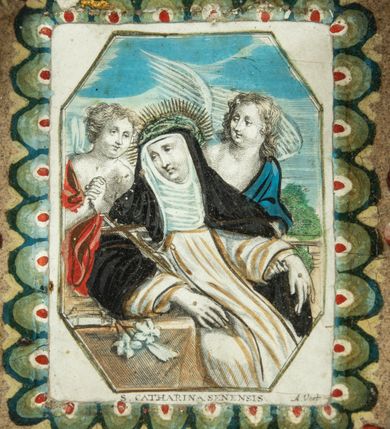 Zdjęcie nr 3: Ołtarz drewniany, architektoniczny, jednoosiowy, jednokondygnacyjny, ze zwieńczeniem, z dwiema bramkami. Jest umieszczony na murowanym, dwustopniowym podwyższeniu. Podstawa ołtarza murowana, skrzyniowa o kształcie prostopadłościanu, o obudowie drewnianej. Brak kamiennej mensy ołtarzowej. W partii antepedium nisza w kształcie prostokąta leżącego. Na mensie ustawione tabernakulum w formie centralnego kościółka zwieńczonego kopułą z latarnią.

Retabulum jest flankowane dwiema złoconymi kolumnami kompozytowymi, ustawionymi na profilowanych cokołach. Trzony kolumn są kanelowane, ozdobione w połowie wysokości główkami aniołków ujętymi dekoracją chrząstkową. Kolumny dźwigają belkowanie z wydatnym, przełamującym się nad nimi gzymsem, ozdobione ornamentem małżowinowym. W polu środkowym ołtarza profilowana, złocona i malowana rama z górną krawędzią w formie arkady z kluczem, dolna krawędź zaakcentowana uskokiem. W niej druga rama, prostokątna, ozdobiona ornamentem małżowinowym i złocona, z obrazem przedstawiającym Św. Annę Samotrzeć w otoczeniu świętych. We wnęce, za zasuwą, widnieje obraz Matki Boskiej z Dzieciątkiem w prostokątnej ramie, rzeźbionej i złoconej, pokrytej ornamentem roślinnym. Wnęka pokryta ciemnoczerwonym aksamitem, poniżej obrazu zawieszone wota. W polu arkady, w półkolistym tympanonie, na tle złoconych obłoków srebrna gołębica Ducha Świętego. Na gzymsie, na osi kolumn wazony z kwiatami. Po bokach retabulum bogato rzeźbione i złocone uszy z bujnym ornamentem małżowinowym. W zwieńczeniu, w owalnej, profilowanej i złoconej ramie obraz przedstawiający Wniebowzięcie Najświętszej Marii Panny. Rama otoczona szeroko rozbudowaną ornamentyką małżowinową. Po bokach ołtarza bramki prowadzące za ołtarz, o kształcie prostokąta stojącego, ze zwieńczeniem w formie łuku kotarowego zamkniętego od góry prostym odcinkiem, z profilowanym cokołem (pod figurę) z podwieszonym ornamentem w kształcie muszli. Górne narożniki bramek podkreślone złoconym ornamentem w kształcie wolut z elementem roślinnym. Otwór wejściowy, w kształcie analogicznym do bramki, z profilowanymi krawędziami, zakryty kotarą z aksamitu w kolorze ciemnoczerwonym. Struktura ołtarza polichromowana w kolorze ciemnobrązowym. Kolumny, pilastry, profilowania i dekoracja rzeźbiarska złocone.