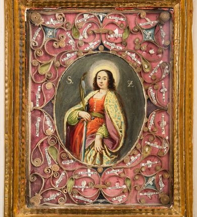 Zdjęcie nr 43: Ołtarz drewniany, architektoniczny, jednoosiowy, jednokondygnacyjny, ze zwieńczeniem, z dwiema bramkami. Jest umieszczony na murowanym, dwustopniowym podwyższeniu. Podstawa ołtarza murowana, skrzyniowa o kształcie prostopadłościanu, o obudowie drewnianej. Brak kamiennej mensy ołtarzowej. W partii antepedium nisza w kształcie prostokąta leżącego. Na mensie ustawione tabernakulum w formie centralnego kościółka zwieńczonego kopułą z latarnią.

Retabulum jest flankowane dwiema złoconymi kolumnami kompozytowymi, ustawionymi na profilowanych cokołach. Trzony kolumn są kanelowane, ozdobione w połowie wysokości główkami aniołków ujętymi dekoracją chrząstkową. Kolumny dźwigają belkowanie z wydatnym, przełamującym się nad nimi gzymsem, ozdobione ornamentem małżowinowym. W polu środkowym ołtarza profilowana, złocona i malowana rama z górną krawędzią w formie arkady z kluczem, dolna krawędź zaakcentowana uskokiem. W niej druga rama, prostokątna, ozdobiona ornamentem małżowinowym i złocona, z obrazem przedstawiającym Św. Annę Samotrzeć w otoczeniu świętych. We wnęce, za zasuwą, widnieje obraz Matki Boskiej z Dzieciątkiem w prostokątnej ramie, rzeźbionej i złoconej, pokrytej ornamentem roślinnym. Wnęka pokryta ciemnoczerwonym aksamitem, poniżej obrazu zawieszone wota. W polu arkady, w półkolistym tympanonie, na tle złoconych obłoków srebrna gołębica Ducha Świętego. Na gzymsie, na osi kolumn wazony z kwiatami. Po bokach retabulum bogato rzeźbione i złocone uszy z bujnym ornamentem małżowinowym. W zwieńczeniu, w owalnej, profilowanej i złoconej ramie obraz przedstawiający Wniebowzięcie Najświętszej Marii Panny. Rama otoczona szeroko rozbudowaną ornamentyką małżowinową. Po bokach ołtarza bramki prowadzące za ołtarz, o kształcie prostokąta stojącego, ze zwieńczeniem w formie łuku kotarowego zamkniętego od góry prostym odcinkiem, z profilowanym cokołem (pod figurę) z podwieszonym ornamentem w kształcie muszli. Górne narożniki bramek podkreślone złoconym ornamentem w kształcie wolut z elementem roślinnym. Otwór wejściowy, w kształcie analogicznym do bramki, z profilowanymi krawędziami, zakryty kotarą z aksamitu w kolorze ciemnoczerwonym. Struktura ołtarza polichromowana w kolorze ciemnobrązowym. Kolumny, pilastry, profilowania i dekoracja rzeźbiarska złocone.