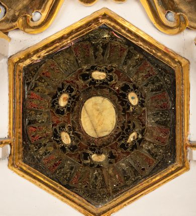 Zdjęcie nr 45: Ołtarz drewniany, architektoniczny, jednoosiowy, jednokondygnacyjny, ze zwieńczeniem, z dwiema bramkami. Jest umieszczony na murowanym, dwustopniowym podwyższeniu. Podstawa ołtarza murowana, skrzyniowa o kształcie prostopadłościanu, o obudowie drewnianej. Brak kamiennej mensy ołtarzowej. W partii antepedium nisza w kształcie prostokąta leżącego. Na mensie ustawione tabernakulum w formie centralnego kościółka zwieńczonego kopułą z latarnią.

Retabulum jest flankowane dwiema złoconymi kolumnami kompozytowymi, ustawionymi na profilowanych cokołach. Trzony kolumn są kanelowane, ozdobione w połowie wysokości główkami aniołków ujętymi dekoracją chrząstkową. Kolumny dźwigają belkowanie z wydatnym, przełamującym się nad nimi gzymsem, ozdobione ornamentem małżowinowym. W polu środkowym ołtarza profilowana, złocona i malowana rama z górną krawędzią w formie arkady z kluczem, dolna krawędź zaakcentowana uskokiem. W niej druga rama, prostokątna, ozdobiona ornamentem małżowinowym i złocona, z obrazem przedstawiającym Św. Annę Samotrzeć w otoczeniu świętych. We wnęce, za zasuwą, widnieje obraz Matki Boskiej z Dzieciątkiem w prostokątnej ramie, rzeźbionej i złoconej, pokrytej ornamentem roślinnym. Wnęka pokryta ciemnoczerwonym aksamitem, poniżej obrazu zawieszone wota. W polu arkady, w półkolistym tympanonie, na tle złoconych obłoków srebrna gołębica Ducha Świętego. Na gzymsie, na osi kolumn wazony z kwiatami. Po bokach retabulum bogato rzeźbione i złocone uszy z bujnym ornamentem małżowinowym. W zwieńczeniu, w owalnej, profilowanej i złoconej ramie obraz przedstawiający Wniebowzięcie Najświętszej Marii Panny. Rama otoczona szeroko rozbudowaną ornamentyką małżowinową. Po bokach ołtarza bramki prowadzące za ołtarz, o kształcie prostokąta stojącego, ze zwieńczeniem w formie łuku kotarowego zamkniętego od góry prostym odcinkiem, z profilowanym cokołem (pod figurę) z podwieszonym ornamentem w kształcie muszli. Górne narożniki bramek podkreślone złoconym ornamentem w kształcie wolut z elementem roślinnym. Otwór wejściowy, w kształcie analogicznym do bramki, z profilowanymi krawędziami, zakryty kotarą z aksamitu w kolorze ciemnoczerwonym. Struktura ołtarza polichromowana w kolorze ciemnobrązowym. Kolumny, pilastry, profilowania i dekoracja rzeźbiarska złocone.