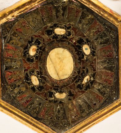 Zdjęcie nr 44: Ołtarz drewniany, architektoniczny, jednoosiowy, jednokondygnacyjny, ze zwieńczeniem, z dwiema bramkami. Jest umieszczony na murowanym, dwustopniowym podwyższeniu. Podstawa ołtarza murowana, skrzyniowa o kształcie prostopadłościanu, o obudowie drewnianej. Brak kamiennej mensy ołtarzowej. W partii antepedium nisza w kształcie prostokąta leżącego. Na mensie ustawione tabernakulum w formie centralnego kościółka zwieńczonego kopułą z latarnią.

Retabulum jest flankowane dwiema złoconymi kolumnami kompozytowymi, ustawionymi na profilowanych cokołach. Trzony kolumn są kanelowane, ozdobione w połowie wysokości główkami aniołków ujętymi dekoracją chrząstkową. Kolumny dźwigają belkowanie z wydatnym, przełamującym się nad nimi gzymsem, ozdobione ornamentem małżowinowym. W polu środkowym ołtarza profilowana, złocona i malowana rama z górną krawędzią w formie arkady z kluczem, dolna krawędź zaakcentowana uskokiem. W niej druga rama, prostokątna, ozdobiona ornamentem małżowinowym i złocona, z obrazem przedstawiającym Św. Annę Samotrzeć w otoczeniu świętych. We wnęce, za zasuwą, widnieje obraz Matki Boskiej z Dzieciątkiem w prostokątnej ramie, rzeźbionej i złoconej, pokrytej ornamentem roślinnym. Wnęka pokryta ciemnoczerwonym aksamitem, poniżej obrazu zawieszone wota. W polu arkady, w półkolistym tympanonie, na tle złoconych obłoków srebrna gołębica Ducha Świętego. Na gzymsie, na osi kolumn wazony z kwiatami. Po bokach retabulum bogato rzeźbione i złocone uszy z bujnym ornamentem małżowinowym. W zwieńczeniu, w owalnej, profilowanej i złoconej ramie obraz przedstawiający Wniebowzięcie Najświętszej Marii Panny. Rama otoczona szeroko rozbudowaną ornamentyką małżowinową. Po bokach ołtarza bramki prowadzące za ołtarz, o kształcie prostokąta stojącego, ze zwieńczeniem w formie łuku kotarowego zamkniętego od góry prostym odcinkiem, z profilowanym cokołem (pod figurę) z podwieszonym ornamentem w kształcie muszli. Górne narożniki bramek podkreślone złoconym ornamentem w kształcie wolut z elementem roślinnym. Otwór wejściowy, w kształcie analogicznym do bramki, z profilowanymi krawędziami, zakryty kotarą z aksamitu w kolorze ciemnoczerwonym. Struktura ołtarza polichromowana w kolorze ciemnobrązowym. Kolumny, pilastry, profilowania i dekoracja rzeźbiarska złocone.