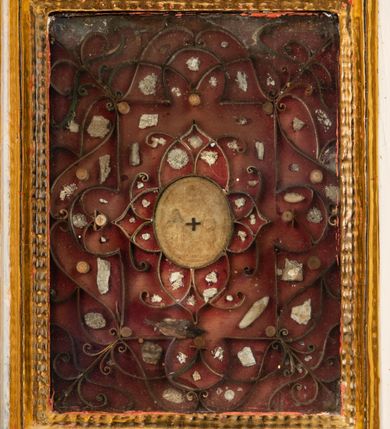 Zdjęcie nr 4: Ołtarz drewniany, architektoniczny, jednoosiowy, jednokondygnacyjny, ze zwieńczeniem, z dwiema bramkami. Jest umieszczony na murowanym, dwustopniowym podwyższeniu. Podstawa ołtarza murowana, skrzyniowa o kształcie prostopadłościanu, o obudowie drewnianej. Brak kamiennej mensy ołtarzowej. W partii antepedium nisza w kształcie prostokąta leżącego. Na mensie ustawione tabernakulum w formie centralnego kościółka zwieńczonego kopułą z latarnią.

Retabulum jest flankowane dwiema złoconymi kolumnami kompozytowymi, ustawionymi na profilowanych cokołach. Trzony kolumn są kanelowane, ozdobione w połowie wysokości główkami aniołków ujętymi dekoracją chrząstkową. Kolumny dźwigają belkowanie z wydatnym, przełamującym się nad nimi gzymsem, ozdobione ornamentem małżowinowym. W polu środkowym ołtarza profilowana, złocona i malowana rama z górną krawędzią w formie arkady z kluczem, dolna krawędź zaakcentowana uskokiem. W niej druga rama, prostokątna, ozdobiona ornamentem małżowinowym i złocona, z obrazem przedstawiającym Św. Annę Samotrzeć w otoczeniu świętych. We wnęce, za zasuwą, widnieje obraz Matki Boskiej z Dzieciątkiem w prostokątnej ramie, rzeźbionej i złoconej, pokrytej ornamentem roślinnym. Wnęka pokryta ciemnoczerwonym aksamitem, poniżej obrazu zawieszone wota. W polu arkady, w półkolistym tympanonie, na tle złoconych obłoków srebrna gołębica Ducha Świętego. Na gzymsie, na osi kolumn wazony z kwiatami. Po bokach retabulum bogato rzeźbione i złocone uszy z bujnym ornamentem małżowinowym. W zwieńczeniu, w owalnej, profilowanej i złoconej ramie obraz przedstawiający Wniebowzięcie Najświętszej Marii Panny. Rama otoczona szeroko rozbudowaną ornamentyką małżowinową. Po bokach ołtarza bramki prowadzące za ołtarz, o kształcie prostokąta stojącego, ze zwieńczeniem w formie łuku kotarowego zamkniętego od góry prostym odcinkiem, z profilowanym cokołem (pod figurę) z podwieszonym ornamentem w kształcie muszli. Górne narożniki bramek podkreślone złoconym ornamentem w kształcie wolut z elementem roślinnym. Otwór wejściowy, w kształcie analogicznym do bramki, z profilowanymi krawędziami, zakryty kotarą z aksamitu w kolorze ciemnoczerwonym. Struktura ołtarza polichromowana w kolorze ciemnobrązowym. Kolumny, pilastry, profilowania i dekoracja rzeźbiarska złocone.