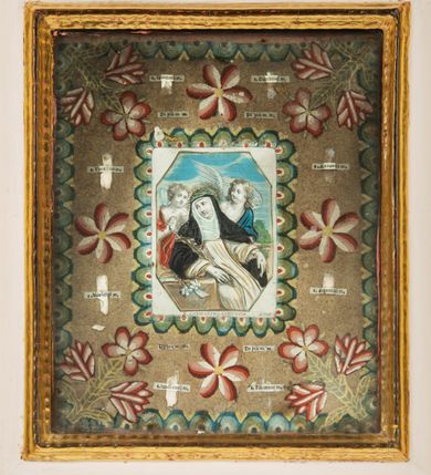 Zdjęcie nr 5: Ołtarz drewniany, architektoniczny, jednoosiowy, jednokondygnacyjny, ze zwieńczeniem, z dwiema bramkami. Jest umieszczony na murowanym, dwustopniowym podwyższeniu. Podstawa ołtarza murowana, skrzyniowa o kształcie prostopadłościanu, o obudowie drewnianej. Brak kamiennej mensy ołtarzowej. W partii antepedium nisza w kształcie prostokąta leżącego. Na mensie ustawione tabernakulum w formie centralnego kościółka zwieńczonego kopułą z latarnią.

Retabulum jest flankowane dwiema złoconymi kolumnami kompozytowymi, ustawionymi na profilowanych cokołach. Trzony kolumn są kanelowane, ozdobione w połowie wysokości główkami aniołków ujętymi dekoracją chrząstkową. Kolumny dźwigają belkowanie z wydatnym, przełamującym się nad nimi gzymsem, ozdobione ornamentem małżowinowym. W polu środkowym ołtarza profilowana, złocona i malowana rama z górną krawędzią w formie arkady z kluczem, dolna krawędź zaakcentowana uskokiem. W niej druga rama, prostokątna, ozdobiona ornamentem małżowinowym i złocona, z obrazem przedstawiającym Św. Annę Samotrzeć w otoczeniu świętych. We wnęce, za zasuwą, widnieje obraz Matki Boskiej z Dzieciątkiem w prostokątnej ramie, rzeźbionej i złoconej, pokrytej ornamentem roślinnym. Wnęka pokryta ciemnoczerwonym aksamitem, poniżej obrazu zawieszone wota. W polu arkady, w półkolistym tympanonie, na tle złoconych obłoków srebrna gołębica Ducha Świętego. Na gzymsie, na osi kolumn wazony z kwiatami. Po bokach retabulum bogato rzeźbione i złocone uszy z bujnym ornamentem małżowinowym. W zwieńczeniu, w owalnej, profilowanej i złoconej ramie obraz przedstawiający Wniebowzięcie Najświętszej Marii Panny. Rama otoczona szeroko rozbudowaną ornamentyką małżowinową. Po bokach ołtarza bramki prowadzące za ołtarz, o kształcie prostokąta stojącego, ze zwieńczeniem w formie łuku kotarowego zamkniętego od góry prostym odcinkiem, z profilowanym cokołem (pod figurę) z podwieszonym ornamentem w kształcie muszli. Górne narożniki bramek podkreślone złoconym ornamentem w kształcie wolut z elementem roślinnym. Otwór wejściowy, w kształcie analogicznym do bramki, z profilowanymi krawędziami, zakryty kotarą z aksamitu w kolorze ciemnoczerwonym. Struktura ołtarza polichromowana w kolorze ciemnobrązowym. Kolumny, pilastry, profilowania i dekoracja rzeźbiarska złocone.