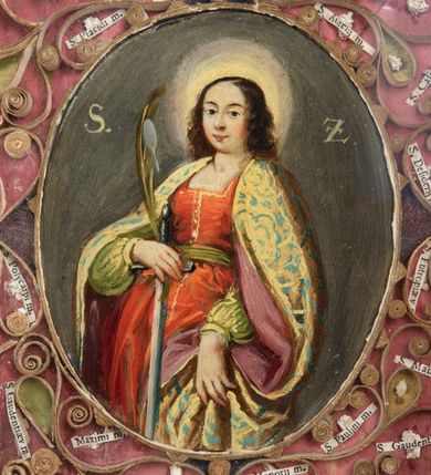 Zdjęcie nr 6: Ołtarz drewniany, architektoniczny, jednoosiowy, jednokondygnacyjny, ze zwieńczeniem, z dwiema bramkami. Jest umieszczony na murowanym, dwustopniowym podwyższeniu. Podstawa ołtarza murowana, skrzyniowa o kształcie prostopadłościanu, o obudowie drewnianej. Brak kamiennej mensy ołtarzowej. W partii antepedium nisza w kształcie prostokąta leżącego. Na mensie ustawione tabernakulum w formie centralnego kościółka zwieńczonego kopułą z latarnią.

Retabulum jest flankowane dwiema złoconymi kolumnami kompozytowymi, ustawionymi na profilowanych cokołach. Trzony kolumn są kanelowane, ozdobione w połowie wysokości główkami aniołków ujętymi dekoracją chrząstkową. Kolumny dźwigają belkowanie z wydatnym, przełamującym się nad nimi gzymsem, ozdobione ornamentem małżowinowym. W polu środkowym ołtarza profilowana, złocona i malowana rama z górną krawędzią w formie arkady z kluczem, dolna krawędź zaakcentowana uskokiem. W niej druga rama, prostokątna, ozdobiona ornamentem małżowinowym i złocona, z obrazem przedstawiającym Św. Annę Samotrzeć w otoczeniu świętych. We wnęce, za zasuwą, widnieje obraz Matki Boskiej z Dzieciątkiem w prostokątnej ramie, rzeźbionej i złoconej, pokrytej ornamentem roślinnym. Wnęka pokryta ciemnoczerwonym aksamitem, poniżej obrazu zawieszone wota. W polu arkady, w półkolistym tympanonie, na tle złoconych obłoków srebrna gołębica Ducha Świętego. Na gzymsie, na osi kolumn wazony z kwiatami. Po bokach retabulum bogato rzeźbione i złocone uszy z bujnym ornamentem małżowinowym. W zwieńczeniu, w owalnej, profilowanej i złoconej ramie obraz przedstawiający Wniebowzięcie Najświętszej Marii Panny. Rama otoczona szeroko rozbudowaną ornamentyką małżowinową. Po bokach ołtarza bramki prowadzące za ołtarz, o kształcie prostokąta stojącego, ze zwieńczeniem w formie łuku kotarowego zamkniętego od góry prostym odcinkiem, z profilowanym cokołem (pod figurę) z podwieszonym ornamentem w kształcie muszli. Górne narożniki bramek podkreślone złoconym ornamentem w kształcie wolut z elementem roślinnym. Otwór wejściowy, w kształcie analogicznym do bramki, z profilowanymi krawędziami, zakryty kotarą z aksamitu w kolorze ciemnoczerwonym. Struktura ołtarza polichromowana w kolorze ciemnobrązowym. Kolumny, pilastry, profilowania i dekoracja rzeźbiarska złocone.