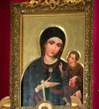 Zdjęcie nr 10: Ołtarz drewniany, architektoniczny, jednoosiowy, jednokondygnacyjny, ze zwieńczeniem, z dwiema bramkami. Jest umieszczony na murowanym, dwustopniowym podwyższeniu. Podstawa ołtarza murowana, skrzyniowa o kształcie prostopadłościanu, o obudowie drewnianej. Brak kamiennej mensy ołtarzowej. W partii antepedium nisza w kształcie prostokąta leżącego. Na mensie ustawione tabernakulum w formie centralnego kościółka zwieńczonego kopułą z latarnią.

Retabulum jest flankowane dwiema złoconymi kolumnami kompozytowymi, ustawionymi na profilowanych cokołach. Trzony kolumn są kanelowane, ozdobione w połowie wysokości główkami aniołków ujętymi dekoracją chrząstkową. Kolumny dźwigają belkowanie z wydatnym, przełamującym się nad nimi gzymsem, ozdobione ornamentem małżowinowym. W polu środkowym ołtarza profilowana, złocona i malowana rama z górną krawędzią w formie arkady z kluczem, dolna krawędź zaakcentowana uskokiem. W niej druga rama, prostokątna, ozdobiona ornamentem małżowinowym i złocona, z obrazem przedstawiającym Św. Annę Samotrzeć w otoczeniu świętych. We wnęce, za zasuwą, widnieje obraz Matki Boskiej z Dzieciątkiem w prostokątnej ramie, rzeźbionej i złoconej, pokrytej ornamentem roślinnym. Wnęka pokryta ciemnoczerwonym aksamitem, poniżej obrazu zawieszone wota. W polu arkady, w półkolistym tympanonie, na tle złoconych obłoków srebrna gołębica Ducha Świętego. Na gzymsie, na osi kolumn wazony z kwiatami. Po bokach retabulum bogato rzeźbione i złocone uszy z bujnym ornamentem małżowinowym. W zwieńczeniu, w owalnej, profilowanej i złoconej ramie obraz przedstawiający Wniebowzięcie Najświętszej Marii Panny. Rama otoczona szeroko rozbudowaną ornamentyką małżowinową. Po bokach ołtarza bramki prowadzące za ołtarz, o kształcie prostokąta stojącego, ze zwieńczeniem w formie łuku kotarowego zamkniętego od góry prostym odcinkiem, z profilowanym cokołem (pod figurę) z podwieszonym ornamentem w kształcie muszli. Górne narożniki bramek podkreślone złoconym ornamentem w kształcie wolut z elementem roślinnym. Otwór wejściowy, w kształcie analogicznym do bramki, z profilowanymi krawędziami, zakryty kotarą z aksamitu w kolorze ciemnoczerwonym. Struktura ołtarza polichromowana w kolorze ciemnobrązowym. Kolumny, pilastry, profilowania i dekoracja rzeźbiarska złocone.