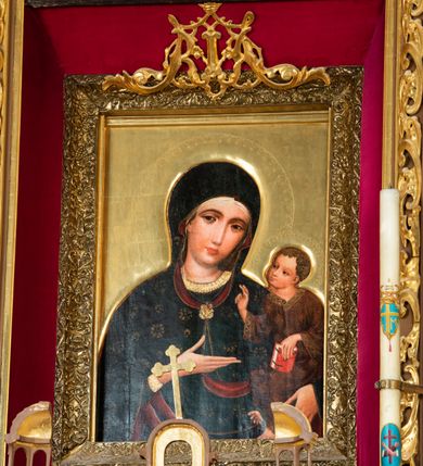 Zdjęcie nr 12: Ołtarz drewniany, architektoniczny, jednoosiowy, jednokondygnacyjny, ze zwieńczeniem, z dwiema bramkami. Jest umieszczony na murowanym, dwustopniowym podwyższeniu. Podstawa ołtarza murowana, skrzyniowa o kształcie prostopadłościanu, o obudowie drewnianej. Brak kamiennej mensy ołtarzowej. W partii antepedium nisza w kształcie prostokąta leżącego. Na mensie ustawione tabernakulum w formie centralnego kościółka zwieńczonego kopułą z latarnią.

Retabulum jest flankowane dwiema złoconymi kolumnami kompozytowymi, ustawionymi na profilowanych cokołach. Trzony kolumn są kanelowane, ozdobione w połowie wysokości główkami aniołków ujętymi dekoracją chrząstkową. Kolumny dźwigają belkowanie z wydatnym, przełamującym się nad nimi gzymsem, ozdobione ornamentem małżowinowym. W polu środkowym ołtarza profilowana, złocona i malowana rama z górną krawędzią w formie arkady z kluczem, dolna krawędź zaakcentowana uskokiem. W niej druga rama, prostokątna, ozdobiona ornamentem małżowinowym i złocona, z obrazem przedstawiającym Św. Annę Samotrzeć w otoczeniu świętych. We wnęce, za zasuwą, widnieje obraz Matki Boskiej z Dzieciątkiem w prostokątnej ramie, rzeźbionej i złoconej, pokrytej ornamentem roślinnym. Wnęka pokryta ciemnoczerwonym aksamitem, poniżej obrazu zawieszone wota. W polu arkady, w półkolistym tympanonie, na tle złoconych obłoków srebrna gołębica Ducha Świętego. Na gzymsie, na osi kolumn wazony z kwiatami. Po bokach retabulum bogato rzeźbione i złocone uszy z bujnym ornamentem małżowinowym. W zwieńczeniu, w owalnej, profilowanej i złoconej ramie obraz przedstawiający Wniebowzięcie Najświętszej Marii Panny. Rama otoczona szeroko rozbudowaną ornamentyką małżowinową. Po bokach ołtarza bramki prowadzące za ołtarz, o kształcie prostokąta stojącego, ze zwieńczeniem w formie łuku kotarowego zamkniętego od góry prostym odcinkiem, z profilowanym cokołem (pod figurę) z podwieszonym ornamentem w kształcie muszli. Górne narożniki bramek podkreślone złoconym ornamentem w kształcie wolut z elementem roślinnym. Otwór wejściowy, w kształcie analogicznym do bramki, z profilowanymi krawędziami, zakryty kotarą z aksamitu w kolorze ciemnoczerwonym. Struktura ołtarza polichromowana w kolorze ciemnobrązowym. Kolumny, pilastry, profilowania i dekoracja rzeźbiarska złocone.