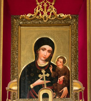 Zdjęcie nr 13: Ołtarz drewniany, architektoniczny, jednoosiowy, jednokondygnacyjny, ze zwieńczeniem, z dwiema bramkami. Jest umieszczony na murowanym, dwustopniowym podwyższeniu. Podstawa ołtarza murowana, skrzyniowa o kształcie prostopadłościanu, o obudowie drewnianej. Brak kamiennej mensy ołtarzowej. W partii antepedium nisza w kształcie prostokąta leżącego. Na mensie ustawione tabernakulum w formie centralnego kościółka zwieńczonego kopułą z latarnią.

Retabulum jest flankowane dwiema złoconymi kolumnami kompozytowymi, ustawionymi na profilowanych cokołach. Trzony kolumn są kanelowane, ozdobione w połowie wysokości główkami aniołków ujętymi dekoracją chrząstkową. Kolumny dźwigają belkowanie z wydatnym, przełamującym się nad nimi gzymsem, ozdobione ornamentem małżowinowym. W polu środkowym ołtarza profilowana, złocona i malowana rama z górną krawędzią w formie arkady z kluczem, dolna krawędź zaakcentowana uskokiem. W niej druga rama, prostokątna, ozdobiona ornamentem małżowinowym i złocona, z obrazem przedstawiającym Św. Annę Samotrzeć w otoczeniu świętych. We wnęce, za zasuwą, widnieje obraz Matki Boskiej z Dzieciątkiem w prostokątnej ramie, rzeźbionej i złoconej, pokrytej ornamentem roślinnym. Wnęka pokryta ciemnoczerwonym aksamitem, poniżej obrazu zawieszone wota. W polu arkady, w półkolistym tympanonie, na tle złoconych obłoków srebrna gołębica Ducha Świętego. Na gzymsie, na osi kolumn wazony z kwiatami. Po bokach retabulum bogato rzeźbione i złocone uszy z bujnym ornamentem małżowinowym. W zwieńczeniu, w owalnej, profilowanej i złoconej ramie obraz przedstawiający Wniebowzięcie Najświętszej Marii Panny. Rama otoczona szeroko rozbudowaną ornamentyką małżowinową. Po bokach ołtarza bramki prowadzące za ołtarz, o kształcie prostokąta stojącego, ze zwieńczeniem w formie łuku kotarowego zamkniętego od góry prostym odcinkiem, z profilowanym cokołem (pod figurę) z podwieszonym ornamentem w kształcie muszli. Górne narożniki bramek podkreślone złoconym ornamentem w kształcie wolut z elementem roślinnym. Otwór wejściowy, w kształcie analogicznym do bramki, z profilowanymi krawędziami, zakryty kotarą z aksamitu w kolorze ciemnoczerwonym. Struktura ołtarza polichromowana w kolorze ciemnobrązowym. Kolumny, pilastry, profilowania i dekoracja rzeźbiarska złocone.