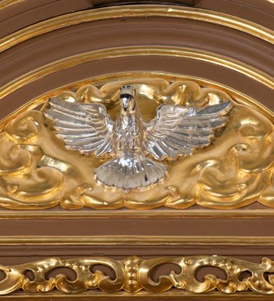 Zdjęcie nr 19: Ołtarz drewniany, architektoniczny, jednoosiowy, jednokondygnacyjny, ze zwieńczeniem, z dwiema bramkami. Jest umieszczony na murowanym, dwustopniowym podwyższeniu. Podstawa ołtarza murowana, skrzyniowa o kształcie prostopadłościanu, o obudowie drewnianej. Brak kamiennej mensy ołtarzowej. W partii antepedium nisza w kształcie prostokąta leżącego. Na mensie ustawione tabernakulum w formie centralnego kościółka zwieńczonego kopułą z latarnią.

Retabulum jest flankowane dwiema złoconymi kolumnami kompozytowymi, ustawionymi na profilowanych cokołach. Trzony kolumn są kanelowane, ozdobione w połowie wysokości główkami aniołków ujętymi dekoracją chrząstkową. Kolumny dźwigają belkowanie z wydatnym, przełamującym się nad nimi gzymsem, ozdobione ornamentem małżowinowym. W polu środkowym ołtarza profilowana, złocona i malowana rama z górną krawędzią w formie arkady z kluczem, dolna krawędź zaakcentowana uskokiem. W niej druga rama, prostokątna, ozdobiona ornamentem małżowinowym i złocona, z obrazem przedstawiającym Św. Annę Samotrzeć w otoczeniu świętych. We wnęce, za zasuwą, widnieje obraz Matki Boskiej z Dzieciątkiem w prostokątnej ramie, rzeźbionej i złoconej, pokrytej ornamentem roślinnym. Wnęka pokryta ciemnoczerwonym aksamitem, poniżej obrazu zawieszone wota. W polu arkady, w półkolistym tympanonie, na tle złoconych obłoków srebrna gołębica Ducha Świętego. Na gzymsie, na osi kolumn wazony z kwiatami. Po bokach retabulum bogato rzeźbione i złocone uszy z bujnym ornamentem małżowinowym. W zwieńczeniu, w owalnej, profilowanej i złoconej ramie obraz przedstawiający Wniebowzięcie Najświętszej Marii Panny. Rama otoczona szeroko rozbudowaną ornamentyką małżowinową. Po bokach ołtarza bramki prowadzące za ołtarz, o kształcie prostokąta stojącego, ze zwieńczeniem w formie łuku kotarowego zamkniętego od góry prostym odcinkiem, z profilowanym cokołem (pod figurę) z podwieszonym ornamentem w kształcie muszli. Górne narożniki bramek podkreślone złoconym ornamentem w kształcie wolut z elementem roślinnym. Otwór wejściowy, w kształcie analogicznym do bramki, z profilowanymi krawędziami, zakryty kotarą z aksamitu w kolorze ciemnoczerwonym. Struktura ołtarza polichromowana w kolorze ciemnobrązowym. Kolumny, pilastry, profilowania i dekoracja rzeźbiarska złocone.