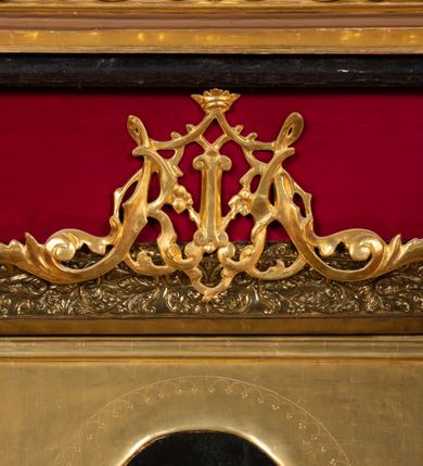 Zdjęcie nr 24: Ołtarz drewniany, architektoniczny, jednoosiowy, jednokondygnacyjny, ze zwieńczeniem, z dwiema bramkami. Jest umieszczony na murowanym, dwustopniowym podwyższeniu. Podstawa ołtarza murowana, skrzyniowa o kształcie prostopadłościanu, o obudowie drewnianej. Brak kamiennej mensy ołtarzowej. W partii antepedium nisza w kształcie prostokąta leżącego. Na mensie ustawione tabernakulum w formie centralnego kościółka zwieńczonego kopułą z latarnią.

Retabulum jest flankowane dwiema złoconymi kolumnami kompozytowymi, ustawionymi na profilowanych cokołach. Trzony kolumn są kanelowane, ozdobione w połowie wysokości główkami aniołków ujętymi dekoracją chrząstkową. Kolumny dźwigają belkowanie z wydatnym, przełamującym się nad nimi gzymsem, ozdobione ornamentem małżowinowym. W polu środkowym ołtarza profilowana, złocona i malowana rama z górną krawędzią w formie arkady z kluczem, dolna krawędź zaakcentowana uskokiem. W niej druga rama, prostokątna, ozdobiona ornamentem małżowinowym i złocona, z obrazem przedstawiającym Św. Annę Samotrzeć w otoczeniu świętych. We wnęce, za zasuwą, widnieje obraz Matki Boskiej z Dzieciątkiem w prostokątnej ramie, rzeźbionej i złoconej, pokrytej ornamentem roślinnym. Wnęka pokryta ciemnoczerwonym aksamitem, poniżej obrazu zawieszone wota. W polu arkady, w półkolistym tympanonie, na tle złoconych obłoków srebrna gołębica Ducha Świętego. Na gzymsie, na osi kolumn wazony z kwiatami. Po bokach retabulum bogato rzeźbione i złocone uszy z bujnym ornamentem małżowinowym. W zwieńczeniu, w owalnej, profilowanej i złoconej ramie obraz przedstawiający Wniebowzięcie Najświętszej Marii Panny. Rama otoczona szeroko rozbudowaną ornamentyką małżowinową. Po bokach ołtarza bramki prowadzące za ołtarz, o kształcie prostokąta stojącego, ze zwieńczeniem w formie łuku kotarowego zamkniętego od góry prostym odcinkiem, z profilowanym cokołem (pod figurę) z podwieszonym ornamentem w kształcie muszli. Górne narożniki bramek podkreślone złoconym ornamentem w kształcie wolut z elementem roślinnym. Otwór wejściowy, w kształcie analogicznym do bramki, z profilowanymi krawędziami, zakryty kotarą z aksamitu w kolorze ciemnoczerwonym. Struktura ołtarza polichromowana w kolorze ciemnobrązowym. Kolumny, pilastry, profilowania i dekoracja rzeźbiarska złocone.