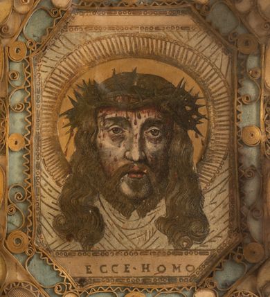 Zdjęcie nr 29: Ołtarz drewniany, architektoniczny, jednoosiowy, jednokondygnacyjny, ze zwieńczeniem, z dwiema bramkami. Jest umieszczony na murowanym, dwustopniowym podwyższeniu. Podstawa ołtarza murowana, skrzyniowa o kształcie prostopadłościanu, o obudowie drewnianej. Brak kamiennej mensy ołtarzowej. W partii antepedium nisza w kształcie prostokąta leżącego. Na mensie ustawione tabernakulum w formie centralnego kościółka zwieńczonego kopułą z latarnią.

Retabulum jest flankowane dwiema złoconymi kolumnami kompozytowymi, ustawionymi na profilowanych cokołach. Trzony kolumn są kanelowane, ozdobione w połowie wysokości główkami aniołków ujętymi dekoracją chrząstkową. Kolumny dźwigają belkowanie z wydatnym, przełamującym się nad nimi gzymsem, ozdobione ornamentem małżowinowym. W polu środkowym ołtarza profilowana, złocona i malowana rama z górną krawędzią w formie arkady z kluczem, dolna krawędź zaakcentowana uskokiem. W niej druga rama, prostokątna, ozdobiona ornamentem małżowinowym i złocona, z obrazem przedstawiającym Św. Annę Samotrzeć w otoczeniu świętych. We wnęce, za zasuwą, widnieje obraz Matki Boskiej z Dzieciątkiem w prostokątnej ramie, rzeźbionej i złoconej, pokrytej ornamentem roślinnym. Wnęka pokryta ciemnoczerwonym aksamitem, poniżej obrazu zawieszone wota. W polu arkady, w półkolistym tympanonie, na tle złoconych obłoków srebrna gołębica Ducha Świętego. Na gzymsie, na osi kolumn wazony z kwiatami. Po bokach retabulum bogato rzeźbione i złocone uszy z bujnym ornamentem małżowinowym. W zwieńczeniu, w owalnej, profilowanej i złoconej ramie obraz przedstawiający Wniebowzięcie Najświętszej Marii Panny. Rama otoczona szeroko rozbudowaną ornamentyką małżowinową. Po bokach ołtarza bramki prowadzące za ołtarz, o kształcie prostokąta stojącego, ze zwieńczeniem w formie łuku kotarowego zamkniętego od góry prostym odcinkiem, z profilowanym cokołem (pod figurę) z podwieszonym ornamentem w kształcie muszli. Górne narożniki bramek podkreślone złoconym ornamentem w kształcie wolut z elementem roślinnym. Otwór wejściowy, w kształcie analogicznym do bramki, z profilowanymi krawędziami, zakryty kotarą z aksamitu w kolorze ciemnoczerwonym. Struktura ołtarza polichromowana w kolorze ciemnobrązowym. Kolumny, pilastry, profilowania i dekoracja rzeźbiarska złocone.