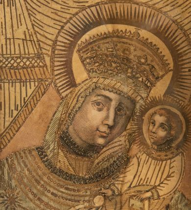 Zdjęcie nr 30: Ołtarz drewniany, architektoniczny, jednoosiowy, jednokondygnacyjny, ze zwieńczeniem, z dwiema bramkami. Jest umieszczony na murowanym, dwustopniowym podwyższeniu. Podstawa ołtarza murowana, skrzyniowa o kształcie prostopadłościanu, o obudowie drewnianej. Brak kamiennej mensy ołtarzowej. W partii antepedium nisza w kształcie prostokąta leżącego. Na mensie ustawione tabernakulum w formie centralnego kościółka zwieńczonego kopułą z latarnią.

Retabulum jest flankowane dwiema złoconymi kolumnami kompozytowymi, ustawionymi na profilowanych cokołach. Trzony kolumn są kanelowane, ozdobione w połowie wysokości główkami aniołków ujętymi dekoracją chrząstkową. Kolumny dźwigają belkowanie z wydatnym, przełamującym się nad nimi gzymsem, ozdobione ornamentem małżowinowym. W polu środkowym ołtarza profilowana, złocona i malowana rama z górną krawędzią w formie arkady z kluczem, dolna krawędź zaakcentowana uskokiem. W niej druga rama, prostokątna, ozdobiona ornamentem małżowinowym i złocona, z obrazem przedstawiającym Św. Annę Samotrzeć w otoczeniu świętych. We wnęce, za zasuwą, widnieje obraz Matki Boskiej z Dzieciątkiem w prostokątnej ramie, rzeźbionej i złoconej, pokrytej ornamentem roślinnym. Wnęka pokryta ciemnoczerwonym aksamitem, poniżej obrazu zawieszone wota. W polu arkady, w półkolistym tympanonie, na tle złoconych obłoków srebrna gołębica Ducha Świętego. Na gzymsie, na osi kolumn wazony z kwiatami. Po bokach retabulum bogato rzeźbione i złocone uszy z bujnym ornamentem małżowinowym. W zwieńczeniu, w owalnej, profilowanej i złoconej ramie obraz przedstawiający Wniebowzięcie Najświętszej Marii Panny. Rama otoczona szeroko rozbudowaną ornamentyką małżowinową. Po bokach ołtarza bramki prowadzące za ołtarz, o kształcie prostokąta stojącego, ze zwieńczeniem w formie łuku kotarowego zamkniętego od góry prostym odcinkiem, z profilowanym cokołem (pod figurę) z podwieszonym ornamentem w kształcie muszli. Górne narożniki bramek podkreślone złoconym ornamentem w kształcie wolut z elementem roślinnym. Otwór wejściowy, w kształcie analogicznym do bramki, z profilowanymi krawędziami, zakryty kotarą z aksamitu w kolorze ciemnoczerwonym. Struktura ołtarza polichromowana w kolorze ciemnobrązowym. Kolumny, pilastry, profilowania i dekoracja rzeźbiarska złocone.