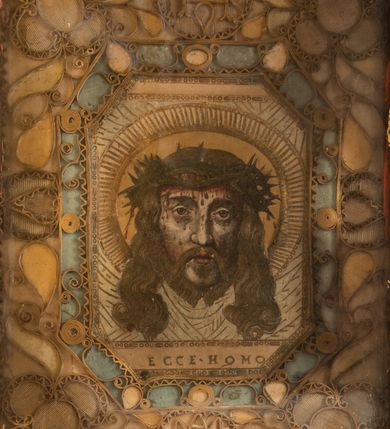 Zdjęcie nr 34: Ołtarz drewniany, architektoniczny, jednoosiowy, jednokondygnacyjny, ze zwieńczeniem, z dwiema bramkami. Jest umieszczony na murowanym, dwustopniowym podwyższeniu. Podstawa ołtarza murowana, skrzyniowa o kształcie prostopadłościanu, o obudowie drewnianej. Brak kamiennej mensy ołtarzowej. W partii antepedium nisza w kształcie prostokąta leżącego. Na mensie ustawione tabernakulum w formie centralnego kościółka zwieńczonego kopułą z latarnią.

Retabulum jest flankowane dwiema złoconymi kolumnami kompozytowymi, ustawionymi na profilowanych cokołach. Trzony kolumn są kanelowane, ozdobione w połowie wysokości główkami aniołków ujętymi dekoracją chrząstkową. Kolumny dźwigają belkowanie z wydatnym, przełamującym się nad nimi gzymsem, ozdobione ornamentem małżowinowym. W polu środkowym ołtarza profilowana, złocona i malowana rama z górną krawędzią w formie arkady z kluczem, dolna krawędź zaakcentowana uskokiem. W niej druga rama, prostokątna, ozdobiona ornamentem małżowinowym i złocona, z obrazem przedstawiającym Św. Annę Samotrzeć w otoczeniu świętych. We wnęce, za zasuwą, widnieje obraz Matki Boskiej z Dzieciątkiem w prostokątnej ramie, rzeźbionej i złoconej, pokrytej ornamentem roślinnym. Wnęka pokryta ciemnoczerwonym aksamitem, poniżej obrazu zawieszone wota. W polu arkady, w półkolistym tympanonie, na tle złoconych obłoków srebrna gołębica Ducha Świętego. Na gzymsie, na osi kolumn wazony z kwiatami. Po bokach retabulum bogato rzeźbione i złocone uszy z bujnym ornamentem małżowinowym. W zwieńczeniu, w owalnej, profilowanej i złoconej ramie obraz przedstawiający Wniebowzięcie Najświętszej Marii Panny. Rama otoczona szeroko rozbudowaną ornamentyką małżowinową. Po bokach ołtarza bramki prowadzące za ołtarz, o kształcie prostokąta stojącego, ze zwieńczeniem w formie łuku kotarowego zamkniętego od góry prostym odcinkiem, z profilowanym cokołem (pod figurę) z podwieszonym ornamentem w kształcie muszli. Górne narożniki bramek podkreślone złoconym ornamentem w kształcie wolut z elementem roślinnym. Otwór wejściowy, w kształcie analogicznym do bramki, z profilowanymi krawędziami, zakryty kotarą z aksamitu w kolorze ciemnoczerwonym. Struktura ołtarza polichromowana w kolorze ciemnobrązowym. Kolumny, pilastry, profilowania i dekoracja rzeźbiarska złocone.