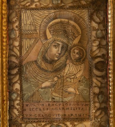 Zdjęcie nr 38: Ołtarz drewniany, architektoniczny, jednoosiowy, jednokondygnacyjny, ze zwieńczeniem, z dwiema bramkami. Jest umieszczony na murowanym, dwustopniowym podwyższeniu. Podstawa ołtarza murowana, skrzyniowa o kształcie prostopadłościanu, o obudowie drewnianej. Brak kamiennej mensy ołtarzowej. W partii antepedium nisza w kształcie prostokąta leżącego. Na mensie ustawione tabernakulum w formie centralnego kościółka zwieńczonego kopułą z latarnią.

Retabulum jest flankowane dwiema złoconymi kolumnami kompozytowymi, ustawionymi na profilowanych cokołach. Trzony kolumn są kanelowane, ozdobione w połowie wysokości główkami aniołków ujętymi dekoracją chrząstkową. Kolumny dźwigają belkowanie z wydatnym, przełamującym się nad nimi gzymsem, ozdobione ornamentem małżowinowym. W polu środkowym ołtarza profilowana, złocona i malowana rama z górną krawędzią w formie arkady z kluczem, dolna krawędź zaakcentowana uskokiem. W niej druga rama, prostokątna, ozdobiona ornamentem małżowinowym i złocona, z obrazem przedstawiającym Św. Annę Samotrzeć w otoczeniu świętych. We wnęce, za zasuwą, widnieje obraz Matki Boskiej z Dzieciątkiem w prostokątnej ramie, rzeźbionej i złoconej, pokrytej ornamentem roślinnym. Wnęka pokryta ciemnoczerwonym aksamitem, poniżej obrazu zawieszone wota. W polu arkady, w półkolistym tympanonie, na tle złoconych obłoków srebrna gołębica Ducha Świętego. Na gzymsie, na osi kolumn wazony z kwiatami. Po bokach retabulum bogato rzeźbione i złocone uszy z bujnym ornamentem małżowinowym. W zwieńczeniu, w owalnej, profilowanej i złoconej ramie obraz przedstawiający Wniebowzięcie Najświętszej Marii Panny. Rama otoczona szeroko rozbudowaną ornamentyką małżowinową. Po bokach ołtarza bramki prowadzące za ołtarz, o kształcie prostokąta stojącego, ze zwieńczeniem w formie łuku kotarowego zamkniętego od góry prostym odcinkiem, z profilowanym cokołem (pod figurę) z podwieszonym ornamentem w kształcie muszli. Górne narożniki bramek podkreślone złoconym ornamentem w kształcie wolut z elementem roślinnym. Otwór wejściowy, w kształcie analogicznym do bramki, z profilowanymi krawędziami, zakryty kotarą z aksamitu w kolorze ciemnoczerwonym. Struktura ołtarza polichromowana w kolorze ciemnobrązowym. Kolumny, pilastry, profilowania i dekoracja rzeźbiarska złocone.