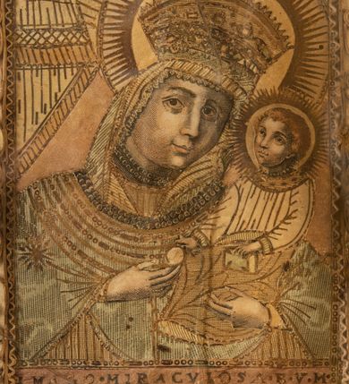 Zdjęcie nr 40: Ołtarz drewniany, architektoniczny, jednoosiowy, jednokondygnacyjny, ze zwieńczeniem, z dwiema bramkami. Jest umieszczony na murowanym, dwustopniowym podwyższeniu. Podstawa ołtarza murowana, skrzyniowa o kształcie prostopadłościanu, o obudowie drewnianej. Brak kamiennej mensy ołtarzowej. W partii antepedium nisza w kształcie prostokąta leżącego. Na mensie ustawione tabernakulum w formie centralnego kościółka zwieńczonego kopułą z latarnią.

Retabulum jest flankowane dwiema złoconymi kolumnami kompozytowymi, ustawionymi na profilowanych cokołach. Trzony kolumn są kanelowane, ozdobione w połowie wysokości główkami aniołków ujętymi dekoracją chrząstkową. Kolumny dźwigają belkowanie z wydatnym, przełamującym się nad nimi gzymsem, ozdobione ornamentem małżowinowym. W polu środkowym ołtarza profilowana, złocona i malowana rama z górną krawędzią w formie arkady z kluczem, dolna krawędź zaakcentowana uskokiem. W niej druga rama, prostokątna, ozdobiona ornamentem małżowinowym i złocona, z obrazem przedstawiającym Św. Annę Samotrzeć w otoczeniu świętych. We wnęce, za zasuwą, widnieje obraz Matki Boskiej z Dzieciątkiem w prostokątnej ramie, rzeźbionej i złoconej, pokrytej ornamentem roślinnym. Wnęka pokryta ciemnoczerwonym aksamitem, poniżej obrazu zawieszone wota. W polu arkady, w półkolistym tympanonie, na tle złoconych obłoków srebrna gołębica Ducha Świętego. Na gzymsie, na osi kolumn wazony z kwiatami. Po bokach retabulum bogato rzeźbione i złocone uszy z bujnym ornamentem małżowinowym. W zwieńczeniu, w owalnej, profilowanej i złoconej ramie obraz przedstawiający Wniebowzięcie Najświętszej Marii Panny. Rama otoczona szeroko rozbudowaną ornamentyką małżowinową. Po bokach ołtarza bramki prowadzące za ołtarz, o kształcie prostokąta stojącego, ze zwieńczeniem w formie łuku kotarowego zamkniętego od góry prostym odcinkiem, z profilowanym cokołem (pod figurę) z podwieszonym ornamentem w kształcie muszli. Górne narożniki bramek podkreślone złoconym ornamentem w kształcie wolut z elementem roślinnym. Otwór wejściowy, w kształcie analogicznym do bramki, z profilowanymi krawędziami, zakryty kotarą z aksamitu w kolorze ciemnoczerwonym. Struktura ołtarza polichromowana w kolorze ciemnobrązowym. Kolumny, pilastry, profilowania i dekoracja rzeźbiarska złocone.