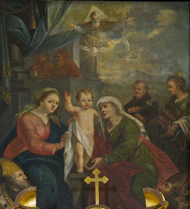 Zdjęcie nr 1: Obraz w kształcie stojącego prostokąta, w ramie rzeźbionej, malowanej, złoconej i ozdobionej ornamentem małżowinowym. Ukazuje św. Annę, Marię i Jezusa oraz świętych Wojciecha, Stanisława, Katarzynę i Tomasza. Na dwudzielnej ławie umieszczonej na podwyższeniu siedzi: po lewej stronie Najświętsza Maria Panna, po prawej św. Anna. Obie niewiasty zwrócone są ku stojącemu pomiędzy nimi Dzieciątku. Nagi Chrystus, okryty na skos białą chustą, przytrzymywaną na Jego prawym boku przez obie niewiasty, ukazany frontalnie, z wysuniętą ku przodowi prawą nóżką i lewą podtrzymywaną przez św. Annę. Prawą rękę wznosi w geście błogosławieństwa, zaś lewa obejmuje św. Annę. Głowę Chrystusa, ozdobioną jasno złotobrązowymi włosami, otacza promienista gloria. 
Najświętsza Maria Panna, lekko pochylona w kierunku Chrystusa, ubrana jest w czerwoną suknię i niebieski płaszcz założony na lewe ramię. Jej głowa jest nakryta jasnozieloną chustą, związaną z tyłu głowy, spod której wyłaniają się jasnobrązowe włosy. Twarz Marii zwrócona jest ku widzowi, ze wzrokiem skierowanym na wprost. Święta Anna w zielonej sukni i ciemnoczerwonym płaszczu, narzuconym na prawe ramię mocno pochyla się ku Chrystusowi. Głowę świętej przykrywa biała chusta ze złotymi przeszyciami, opadająca na plecy i prawe ramię. Spod chusty widoczne siwe włosy. Twarz św. Anny ukazana jest półprofilu, ze wzrokiem skierowanym ku Marii. Nad głowami Marii i św. Anny unoszą się nimby. Na pierwszym planie, u stóp niewiast klęczą zwróceni ku Jezusowi: po lewej stronie św. Wojciech w stroju biskupim, z paliuszem i z leżącym przed nim na ziemi pastorałem z podwójnym krzyżem, po prawej św. Stanisław, w stroju biskupim, z pastorałem w lewej ręce i postacią Piotrowina wyłaniającą się z grobu. W tle po prawej stronie św. Katarzyna, trzymająca miecz we wspartej na kole prawej dłoni i palmę męczeństwa w lewej, ubrana w zielona suknię i szary płaszcz. Obok niej stoi św. Tomasz, z prawą dłonią złożoną na piersi, z lilią w lewej ręce, ubrany w czarny habit. Za postaciami świętych daleki górski pejzaż. Po lewej stronie obrazu, na tle architektury z podwieszonymi ciemnoniebieskimi kotarami ozdobionymi złocistymi frędzlami i chwostem, widnieją popiersia dwóch świętych starców w jasnobrązowych szatach. Głowy świętych otaczają nimby. W górnej części, na osi obrazu popiersie Boga Ojca z trójkątnym nimbem, poniżej gołębica Ducha Świętego, otoczona promienistą glorią. Kolorystyka obrazu stonowana, ciepła, nasycona. Kolorystyczną dominantę stanowi ciemny błękit płaszcza Marii, czerwień płaszcza i zieleń sukni św. Anny. Kolory te podkreślają jasną postać Chrystusa.