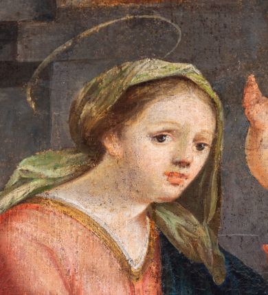 Zdjęcie nr 18: Obraz w kształcie stojącego prostokąta, w ramie rzeźbionej, malowanej, złoconej i ozdobionej ornamentem małżowinowym. Ukazuje św. Annę, Marię i Jezusa oraz świętych Wojciecha, Stanisława, Katarzynę i Tomasza. Na dwudzielnej ławie umieszczonej na podwyższeniu siedzi: po lewej stronie Najświętsza Maria Panna, po prawej św. Anna. Obie niewiasty zwrócone są ku stojącemu pomiędzy nimi Dzieciątku. Nagi Chrystus, okryty na skos białą chustą, przytrzymywaną na Jego prawym boku przez obie niewiasty, ukazany frontalnie, z wysuniętą ku przodowi prawą nóżką i lewą podtrzymywaną przez św. Annę. Prawą rękę wznosi w geście błogosławieństwa, zaś lewa obejmuje św. Annę. Głowę Chrystusa, ozdobioną jasno złotobrązowymi włosami, otacza promienista gloria. 
Najświętsza Maria Panna, lekko pochylona w kierunku Chrystusa, ubrana jest w czerwoną suknię i niebieski płaszcz założony na lewe ramię. Jej głowa jest nakryta jasnozieloną chustą, związaną z tyłu głowy, spod której wyłaniają się jasnobrązowe włosy. Twarz Marii zwrócona jest ku widzowi, ze wzrokiem skierowanym na wprost. Święta Anna w zielonej sukni i ciemnoczerwonym płaszczu, narzuconym na prawe ramię mocno pochyla się ku Chrystusowi. Głowę świętej przykrywa biała chusta ze złotymi przeszyciami, opadająca na plecy i prawe ramię. Spod chusty widoczne siwe włosy. Twarz św. Anny ukazana jest półprofilu, ze wzrokiem skierowanym ku Marii. Nad głowami Marii i św. Anny unoszą się nimby. Na pierwszym planie, u stóp niewiast klęczą zwróceni ku Jezusowi: po lewej stronie św. Wojciech w stroju biskupim, z paliuszem i z leżącym przed nim na ziemi pastorałem z podwójnym krzyżem, po prawej św. Stanisław, w stroju biskupim, z pastorałem w lewej ręce i postacią Piotrowina wyłaniającą się z grobu. W tle po prawej stronie św. Katarzyna, trzymająca miecz we wspartej na kole prawej dłoni i palmę męczeństwa w lewej, ubrana w zielona suknię i szary płaszcz. Obok niej stoi św. Tomasz, z prawą dłonią złożoną na piersi, z lilią w lewej ręce, ubrany w czarny habit. Za postaciami świętych daleki górski pejzaż. Po lewej stronie obrazu, na tle architektury z podwieszonymi ciemnoniebieskimi kotarami ozdobionymi złocistymi frędzlami i chwostem, widnieją popiersia dwóch świętych starców w jasnobrązowych szatach. Głowy świętych otaczają nimby. W górnej części, na osi obrazu popiersie Boga Ojca z trójkątnym nimbem, poniżej gołębica Ducha Świętego, otoczona promienistą glorią. Kolorystyka obrazu stonowana, ciepła, nasycona. Kolorystyczną dominantę stanowi ciemny błękit płaszcza Marii, czerwień płaszcza i zieleń sukni św. Anny. Kolory te podkreślają jasną postać Chrystusa.