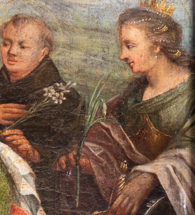 Zdjęcie nr 22: Obraz w kształcie stojącego prostokąta, w ramie rzeźbionej, malowanej, złoconej i ozdobionej ornamentem małżowinowym. Ukazuje św. Annę, Marię i Jezusa oraz świętych Wojciecha, Stanisława, Katarzynę i Tomasza. Na dwudzielnej ławie umieszczonej na podwyższeniu siedzi: po lewej stronie Najświętsza Maria Panna, po prawej św. Anna. Obie niewiasty zwrócone są ku stojącemu pomiędzy nimi Dzieciątku. Nagi Chrystus, okryty na skos białą chustą, przytrzymywaną na Jego prawym boku przez obie niewiasty, ukazany frontalnie, z wysuniętą ku przodowi prawą nóżką i lewą podtrzymywaną przez św. Annę. Prawą rękę wznosi w geście błogosławieństwa, zaś lewa obejmuje św. Annę. Głowę Chrystusa, ozdobioną jasno złotobrązowymi włosami, otacza promienista gloria. 
Najświętsza Maria Panna, lekko pochylona w kierunku Chrystusa, ubrana jest w czerwoną suknię i niebieski płaszcz założony na lewe ramię. Jej głowa jest nakryta jasnozieloną chustą, związaną z tyłu głowy, spod której wyłaniają się jasnobrązowe włosy. Twarz Marii zwrócona jest ku widzowi, ze wzrokiem skierowanym na wprost. Święta Anna w zielonej sukni i ciemnoczerwonym płaszczu, narzuconym na prawe ramię mocno pochyla się ku Chrystusowi. Głowę świętej przykrywa biała chusta ze złotymi przeszyciami, opadająca na plecy i prawe ramię. Spod chusty widoczne siwe włosy. Twarz św. Anny ukazana jest półprofilu, ze wzrokiem skierowanym ku Marii. Nad głowami Marii i św. Anny unoszą się nimby. Na pierwszym planie, u stóp niewiast klęczą zwróceni ku Jezusowi: po lewej stronie św. Wojciech w stroju biskupim, z paliuszem i z leżącym przed nim na ziemi pastorałem z podwójnym krzyżem, po prawej św. Stanisław, w stroju biskupim, z pastorałem w lewej ręce i postacią Piotrowina wyłaniającą się z grobu. W tle po prawej stronie św. Katarzyna, trzymająca miecz we wspartej na kole prawej dłoni i palmę męczeństwa w lewej, ubrana w zielona suknię i szary płaszcz. Obok niej stoi św. Tomasz, z prawą dłonią złożoną na piersi, z lilią w lewej ręce, ubrany w czarny habit. Za postaciami świętych daleki górski pejzaż. Po lewej stronie obrazu, na tle architektury z podwieszonymi ciemnoniebieskimi kotarami ozdobionymi złocistymi frędzlami i chwostem, widnieją popiersia dwóch świętych starców w jasnobrązowych szatach. Głowy świętych otaczają nimby. W górnej części, na osi obrazu popiersie Boga Ojca z trójkątnym nimbem, poniżej gołębica Ducha Świętego, otoczona promienistą glorią. Kolorystyka obrazu stonowana, ciepła, nasycona. Kolorystyczną dominantę stanowi ciemny błękit płaszcza Marii, czerwień płaszcza i zieleń sukni św. Anny. Kolory te podkreślają jasną postać Chrystusa.