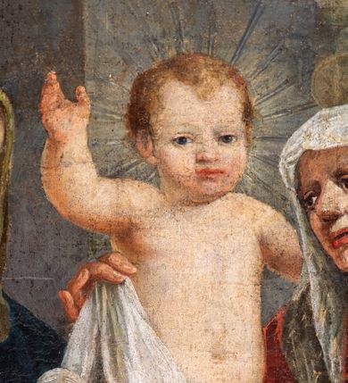 Zdjęcie nr 23: Obraz w kształcie stojącego prostokąta, w ramie rzeźbionej, malowanej, złoconej i ozdobionej ornamentem małżowinowym. Ukazuje św. Annę, Marię i Jezusa oraz świętych Wojciecha, Stanisława, Katarzynę i Tomasza. Na dwudzielnej ławie umieszczonej na podwyższeniu siedzi: po lewej stronie Najświętsza Maria Panna, po prawej św. Anna. Obie niewiasty zwrócone są ku stojącemu pomiędzy nimi Dzieciątku. Nagi Chrystus, okryty na skos białą chustą, przytrzymywaną na Jego prawym boku przez obie niewiasty, ukazany frontalnie, z wysuniętą ku przodowi prawą nóżką i lewą podtrzymywaną przez św. Annę. Prawą rękę wznosi w geście błogosławieństwa, zaś lewa obejmuje św. Annę. Głowę Chrystusa, ozdobioną jasno złotobrązowymi włosami, otacza promienista gloria. 
Najświętsza Maria Panna, lekko pochylona w kierunku Chrystusa, ubrana jest w czerwoną suknię i niebieski płaszcz założony na lewe ramię. Jej głowa jest nakryta jasnozieloną chustą, związaną z tyłu głowy, spod której wyłaniają się jasnobrązowe włosy. Twarz Marii zwrócona jest ku widzowi, ze wzrokiem skierowanym na wprost. Święta Anna w zielonej sukni i ciemnoczerwonym płaszczu, narzuconym na prawe ramię mocno pochyla się ku Chrystusowi. Głowę świętej przykrywa biała chusta ze złotymi przeszyciami, opadająca na plecy i prawe ramię. Spod chusty widoczne siwe włosy. Twarz św. Anny ukazana jest półprofilu, ze wzrokiem skierowanym ku Marii. Nad głowami Marii i św. Anny unoszą się nimby. Na pierwszym planie, u stóp niewiast klęczą zwróceni ku Jezusowi: po lewej stronie św. Wojciech w stroju biskupim, z paliuszem i z leżącym przed nim na ziemi pastorałem z podwójnym krzyżem, po prawej św. Stanisław, w stroju biskupim, z pastorałem w lewej ręce i postacią Piotrowina wyłaniającą się z grobu. W tle po prawej stronie św. Katarzyna, trzymająca miecz we wspartej na kole prawej dłoni i palmę męczeństwa w lewej, ubrana w zielona suknię i szary płaszcz. Obok niej stoi św. Tomasz, z prawą dłonią złożoną na piersi, z lilią w lewej ręce, ubrany w czarny habit. Za postaciami świętych daleki górski pejzaż. Po lewej stronie obrazu, na tle architektury z podwieszonymi ciemnoniebieskimi kotarami ozdobionymi złocistymi frędzlami i chwostem, widnieją popiersia dwóch świętych starców w jasnobrązowych szatach. Głowy świętych otaczają nimby. W górnej części, na osi obrazu popiersie Boga Ojca z trójkątnym nimbem, poniżej gołębica Ducha Świętego, otoczona promienistą glorią. Kolorystyka obrazu stonowana, ciepła, nasycona. Kolorystyczną dominantę stanowi ciemny błękit płaszcza Marii, czerwień płaszcza i zieleń sukni św. Anny. Kolory te podkreślają jasną postać Chrystusa.