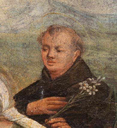 Zdjęcie nr 4: Obraz w kształcie stojącego prostokąta, w ramie rzeźbionej, malowanej, złoconej i ozdobionej ornamentem małżowinowym. Ukazuje św. Annę, Marię i Jezusa oraz świętych Wojciecha, Stanisława, Katarzynę i Tomasza. Na dwudzielnej ławie umieszczonej na podwyższeniu siedzi: po lewej stronie Najświętsza Maria Panna, po prawej św. Anna. Obie niewiasty zwrócone są ku stojącemu pomiędzy nimi Dzieciątku. Nagi Chrystus, okryty na skos białą chustą, przytrzymywaną na Jego prawym boku przez obie niewiasty, ukazany frontalnie, z wysuniętą ku przodowi prawą nóżką i lewą podtrzymywaną przez św. Annę. Prawą rękę wznosi w geście błogosławieństwa, zaś lewa obejmuje św. Annę. Głowę Chrystusa, ozdobioną jasno złotobrązowymi włosami, otacza promienista gloria. 
Najświętsza Maria Panna, lekko pochylona w kierunku Chrystusa, ubrana jest w czerwoną suknię i niebieski płaszcz założony na lewe ramię. Jej głowa jest nakryta jasnozieloną chustą, związaną z tyłu głowy, spod której wyłaniają się jasnobrązowe włosy. Twarz Marii zwrócona jest ku widzowi, ze wzrokiem skierowanym na wprost. Święta Anna w zielonej sukni i ciemnoczerwonym płaszczu, narzuconym na prawe ramię mocno pochyla się ku Chrystusowi. Głowę świętej przykrywa biała chusta ze złotymi przeszyciami, opadająca na plecy i prawe ramię. Spod chusty widoczne siwe włosy. Twarz św. Anny ukazana jest półprofilu, ze wzrokiem skierowanym ku Marii. Nad głowami Marii i św. Anny unoszą się nimby. Na pierwszym planie, u stóp niewiast klęczą zwróceni ku Jezusowi: po lewej stronie św. Wojciech w stroju biskupim, z paliuszem i z leżącym przed nim na ziemi pastorałem z podwójnym krzyżem, po prawej św. Stanisław, w stroju biskupim, z pastorałem w lewej ręce i postacią Piotrowina wyłaniającą się z grobu. W tle po prawej stronie św. Katarzyna, trzymająca miecz we wspartej na kole prawej dłoni i palmę męczeństwa w lewej, ubrana w zielona suknię i szary płaszcz. Obok niej stoi św. Tomasz, z prawą dłonią złożoną na piersi, z lilią w lewej ręce, ubrany w czarny habit. Za postaciami świętych daleki górski pejzaż. Po lewej stronie obrazu, na tle architektury z podwieszonymi ciemnoniebieskimi kotarami ozdobionymi złocistymi frędzlami i chwostem, widnieją popiersia dwóch świętych starców w jasnobrązowych szatach. Głowy świętych otaczają nimby. W górnej części, na osi obrazu popiersie Boga Ojca z trójkątnym nimbem, poniżej gołębica Ducha Świętego, otoczona promienistą glorią. Kolorystyka obrazu stonowana, ciepła, nasycona. Kolorystyczną dominantę stanowi ciemny błękit płaszcza Marii, czerwień płaszcza i zieleń sukni św. Anny. Kolory te podkreślają jasną postać Chrystusa.