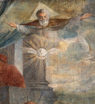 Zdjęcie nr 5: Obraz w kształcie stojącego prostokąta, w ramie rzeźbionej, malowanej, złoconej i ozdobionej ornamentem małżowinowym. Ukazuje św. Annę, Marię i Jezusa oraz świętych Wojciecha, Stanisława, Katarzynę i Tomasza. Na dwudzielnej ławie umieszczonej na podwyższeniu siedzi: po lewej stronie Najświętsza Maria Panna, po prawej św. Anna. Obie niewiasty zwrócone są ku stojącemu pomiędzy nimi Dzieciątku. Nagi Chrystus, okryty na skos białą chustą, przytrzymywaną na Jego prawym boku przez obie niewiasty, ukazany frontalnie, z wysuniętą ku przodowi prawą nóżką i lewą podtrzymywaną przez św. Annę. Prawą rękę wznosi w geście błogosławieństwa, zaś lewa obejmuje św. Annę. Głowę Chrystusa, ozdobioną jasno złotobrązowymi włosami, otacza promienista gloria. 
Najświętsza Maria Panna, lekko pochylona w kierunku Chrystusa, ubrana jest w czerwoną suknię i niebieski płaszcz założony na lewe ramię. Jej głowa jest nakryta jasnozieloną chustą, związaną z tyłu głowy, spod której wyłaniają się jasnobrązowe włosy. Twarz Marii zwrócona jest ku widzowi, ze wzrokiem skierowanym na wprost. Święta Anna w zielonej sukni i ciemnoczerwonym płaszczu, narzuconym na prawe ramię mocno pochyla się ku Chrystusowi. Głowę świętej przykrywa biała chusta ze złotymi przeszyciami, opadająca na plecy i prawe ramię. Spod chusty widoczne siwe włosy. Twarz św. Anny ukazana jest półprofilu, ze wzrokiem skierowanym ku Marii. Nad głowami Marii i św. Anny unoszą się nimby. Na pierwszym planie, u stóp niewiast klęczą zwróceni ku Jezusowi: po lewej stronie św. Wojciech w stroju biskupim, z paliuszem i z leżącym przed nim na ziemi pastorałem z podwójnym krzyżem, po prawej św. Stanisław, w stroju biskupim, z pastorałem w lewej ręce i postacią Piotrowina wyłaniającą się z grobu. W tle po prawej stronie św. Katarzyna, trzymająca miecz we wspartej na kole prawej dłoni i palmę męczeństwa w lewej, ubrana w zielona suknię i szary płaszcz. Obok niej stoi św. Tomasz, z prawą dłonią złożoną na piersi, z lilią w lewej ręce, ubrany w czarny habit. Za postaciami świętych daleki górski pejzaż. Po lewej stronie obrazu, na tle architektury z podwieszonymi ciemnoniebieskimi kotarami ozdobionymi złocistymi frędzlami i chwostem, widnieją popiersia dwóch świętych starców w jasnobrązowych szatach. Głowy świętych otaczają nimby. W górnej części, na osi obrazu popiersie Boga Ojca z trójkątnym nimbem, poniżej gołębica Ducha Świętego, otoczona promienistą glorią. Kolorystyka obrazu stonowana, ciepła, nasycona. Kolorystyczną dominantę stanowi ciemny błękit płaszcza Marii, czerwień płaszcza i zieleń sukni św. Anny. Kolory te podkreślają jasną postać Chrystusa.