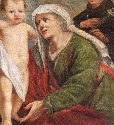 Zdjęcie nr 3: Obraz w kształcie stojącego prostokąta, w ramie rzeźbionej, malowanej, złoconej i ozdobionej ornamentem małżowinowym. Ukazuje św. Annę, Marię i Jezusa oraz świętych Wojciecha, Stanisława, Katarzynę i Tomasza. Na dwudzielnej ławie umieszczonej na podwyższeniu siedzi: po lewej stronie Najświętsza Maria Panna, po prawej św. Anna. Obie niewiasty zwrócone są ku stojącemu pomiędzy nimi Dzieciątku. Nagi Chrystus, okryty na skos białą chustą, przytrzymywaną na Jego prawym boku przez obie niewiasty, ukazany frontalnie, z wysuniętą ku przodowi prawą nóżką i lewą podtrzymywaną przez św. Annę. Prawą rękę wznosi w geście błogosławieństwa, zaś lewa obejmuje św. Annę. Głowę Chrystusa, ozdobioną jasno złotobrązowymi włosami, otacza promienista gloria. 
Najświętsza Maria Panna, lekko pochylona w kierunku Chrystusa, ubrana jest w czerwoną suknię i niebieski płaszcz założony na lewe ramię. Jej głowa jest nakryta jasnozieloną chustą, związaną z tyłu głowy, spod której wyłaniają się jasnobrązowe włosy. Twarz Marii zwrócona jest ku widzowi, ze wzrokiem skierowanym na wprost. Święta Anna w zielonej sukni i ciemnoczerwonym płaszczu, narzuconym na prawe ramię mocno pochyla się ku Chrystusowi. Głowę świętej przykrywa biała chusta ze złotymi przeszyciami, opadająca na plecy i prawe ramię. Spod chusty widoczne siwe włosy. Twarz św. Anny ukazana jest półprofilu, ze wzrokiem skierowanym ku Marii. Nad głowami Marii i św. Anny unoszą się nimby. Na pierwszym planie, u stóp niewiast klęczą zwróceni ku Jezusowi: po lewej stronie św. Wojciech w stroju biskupim, z paliuszem i z leżącym przed nim na ziemi pastorałem z podwójnym krzyżem, po prawej św. Stanisław, w stroju biskupim, z pastorałem w lewej ręce i postacią Piotrowina wyłaniającą się z grobu. W tle po prawej stronie św. Katarzyna, trzymająca miecz we wspartej na kole prawej dłoni i palmę męczeństwa w lewej, ubrana w zielona suknię i szary płaszcz. Obok niej stoi św. Tomasz, z prawą dłonią złożoną na piersi, z lilią w lewej ręce, ubrany w czarny habit. Za postaciami świętych daleki górski pejzaż. Po lewej stronie obrazu, na tle architektury z podwieszonymi ciemnoniebieskimi kotarami ozdobionymi złocistymi frędzlami i chwostem, widnieją popiersia dwóch świętych starców w jasnobrązowych szatach. Głowy świętych otaczają nimby. W górnej części, na osi obrazu popiersie Boga Ojca z trójkątnym nimbem, poniżej gołębica Ducha Świętego, otoczona promienistą glorią. Kolorystyka obrazu stonowana, ciepła, nasycona. Kolorystyczną dominantę stanowi ciemny błękit płaszcza Marii, czerwień płaszcza i zieleń sukni św. Anny. Kolory te podkreślają jasną postać Chrystusa.