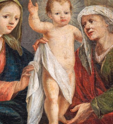 Zdjęcie nr 9: Obraz w kształcie stojącego prostokąta, w ramie rzeźbionej, malowanej, złoconej i ozdobionej ornamentem małżowinowym. Ukazuje św. Annę, Marię i Jezusa oraz świętych Wojciecha, Stanisława, Katarzynę i Tomasza. Na dwudzielnej ławie umieszczonej na podwyższeniu siedzi: po lewej stronie Najświętsza Maria Panna, po prawej św. Anna. Obie niewiasty zwrócone są ku stojącemu pomiędzy nimi Dzieciątku. Nagi Chrystus, okryty na skos białą chustą, przytrzymywaną na Jego prawym boku przez obie niewiasty, ukazany frontalnie, z wysuniętą ku przodowi prawą nóżką i lewą podtrzymywaną przez św. Annę. Prawą rękę wznosi w geście błogosławieństwa, zaś lewa obejmuje św. Annę. Głowę Chrystusa, ozdobioną jasno złotobrązowymi włosami, otacza promienista gloria. 
Najświętsza Maria Panna, lekko pochylona w kierunku Chrystusa, ubrana jest w czerwoną suknię i niebieski płaszcz założony na lewe ramię. Jej głowa jest nakryta jasnozieloną chustą, związaną z tyłu głowy, spod której wyłaniają się jasnobrązowe włosy. Twarz Marii zwrócona jest ku widzowi, ze wzrokiem skierowanym na wprost. Święta Anna w zielonej sukni i ciemnoczerwonym płaszczu, narzuconym na prawe ramię mocno pochyla się ku Chrystusowi. Głowę świętej przykrywa biała chusta ze złotymi przeszyciami, opadająca na plecy i prawe ramię. Spod chusty widoczne siwe włosy. Twarz św. Anny ukazana jest półprofilu, ze wzrokiem skierowanym ku Marii. Nad głowami Marii i św. Anny unoszą się nimby. Na pierwszym planie, u stóp niewiast klęczą zwróceni ku Jezusowi: po lewej stronie św. Wojciech w stroju biskupim, z paliuszem i z leżącym przed nim na ziemi pastorałem z podwójnym krzyżem, po prawej św. Stanisław, w stroju biskupim, z pastorałem w lewej ręce i postacią Piotrowina wyłaniającą się z grobu. W tle po prawej stronie św. Katarzyna, trzymająca miecz we wspartej na kole prawej dłoni i palmę męczeństwa w lewej, ubrana w zielona suknię i szary płaszcz. Obok niej stoi św. Tomasz, z prawą dłonią złożoną na piersi, z lilią w lewej ręce, ubrany w czarny habit. Za postaciami świętych daleki górski pejzaż. Po lewej stronie obrazu, na tle architektury z podwieszonymi ciemnoniebieskimi kotarami ozdobionymi złocistymi frędzlami i chwostem, widnieją popiersia dwóch świętych starców w jasnobrązowych szatach. Głowy świętych otaczają nimby. W górnej części, na osi obrazu popiersie Boga Ojca z trójkątnym nimbem, poniżej gołębica Ducha Świętego, otoczona promienistą glorią. Kolorystyka obrazu stonowana, ciepła, nasycona. Kolorystyczną dominantę stanowi ciemny błękit płaszcza Marii, czerwień płaszcza i zieleń sukni św. Anny. Kolory te podkreślają jasną postać Chrystusa.