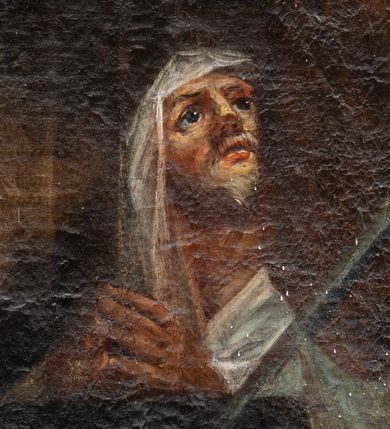 Zdjęcie nr 11: Obraz w kształcie stojącego prostokąta, w ramie rzeźbionej, malowanej, złoconej i ozdobionej ornamentem małżowinowym. Ukazuje św. Annę, Marię i Jezusa oraz świętych Wojciecha, Stanisława, Katarzynę i Tomasza. Na dwudzielnej ławie umieszczonej na podwyższeniu siedzi: po lewej stronie Najświętsza Maria Panna, po prawej św. Anna. Obie niewiasty zwrócone są ku stojącemu pomiędzy nimi Dzieciątku. Nagi Chrystus, okryty na skos białą chustą, przytrzymywaną na Jego prawym boku przez obie niewiasty, ukazany frontalnie, z wysuniętą ku przodowi prawą nóżką i lewą podtrzymywaną przez św. Annę. Prawą rękę wznosi w geście błogosławieństwa, zaś lewa obejmuje św. Annę. Głowę Chrystusa, ozdobioną jasno złotobrązowymi włosami, otacza promienista gloria. 
Najświętsza Maria Panna, lekko pochylona w kierunku Chrystusa, ubrana jest w czerwoną suknię i niebieski płaszcz założony na lewe ramię. Jej głowa jest nakryta jasnozieloną chustą, związaną z tyłu głowy, spod której wyłaniają się jasnobrązowe włosy. Twarz Marii zwrócona jest ku widzowi, ze wzrokiem skierowanym na wprost. Święta Anna w zielonej sukni i ciemnoczerwonym płaszczu, narzuconym na prawe ramię mocno pochyla się ku Chrystusowi. Głowę świętej przykrywa biała chusta ze złotymi przeszyciami, opadająca na plecy i prawe ramię. Spod chusty widoczne siwe włosy. Twarz św. Anny ukazana jest półprofilu, ze wzrokiem skierowanym ku Marii. Nad głowami Marii i św. Anny unoszą się nimby. Na pierwszym planie, u stóp niewiast klęczą zwróceni ku Jezusowi: po lewej stronie św. Wojciech w stroju biskupim, z paliuszem i z leżącym przed nim na ziemi pastorałem z podwójnym krzyżem, po prawej św. Stanisław, w stroju biskupim, z pastorałem w lewej ręce i postacią Piotrowina wyłaniającą się z grobu. W tle po prawej stronie św. Katarzyna, trzymająca miecz we wspartej na kole prawej dłoni i palmę męczeństwa w lewej, ubrana w zielona suknię i szary płaszcz. Obok niej stoi św. Tomasz, z prawą dłonią złożoną na piersi, z lilią w lewej ręce, ubrany w czarny habit. Za postaciami świętych daleki górski pejzaż. Po lewej stronie obrazu, na tle architektury z podwieszonymi ciemnoniebieskimi kotarami ozdobionymi złocistymi frędzlami i chwostem, widnieją popiersia dwóch świętych starców w jasnobrązowych szatach. Głowy świętych otaczają nimby. W górnej części, na osi obrazu popiersie Boga Ojca z trójkątnym nimbem, poniżej gołębica Ducha Świętego, otoczona promienistą glorią. Kolorystyka obrazu stonowana, ciepła, nasycona. Kolorystyczną dominantę stanowi ciemny błękit płaszcza Marii, czerwień płaszcza i zieleń sukni św. Anny. Kolory te podkreślają jasną postać Chrystusa.