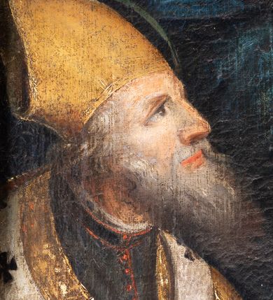 Zdjęcie nr 12: Obraz w kształcie stojącego prostokąta, w ramie rzeźbionej, malowanej, złoconej i ozdobionej ornamentem małżowinowym. Ukazuje św. Annę, Marię i Jezusa oraz świętych Wojciecha, Stanisława, Katarzynę i Tomasza. Na dwudzielnej ławie umieszczonej na podwyższeniu siedzi: po lewej stronie Najświętsza Maria Panna, po prawej św. Anna. Obie niewiasty zwrócone są ku stojącemu pomiędzy nimi Dzieciątku. Nagi Chrystus, okryty na skos białą chustą, przytrzymywaną na Jego prawym boku przez obie niewiasty, ukazany frontalnie, z wysuniętą ku przodowi prawą nóżką i lewą podtrzymywaną przez św. Annę. Prawą rękę wznosi w geście błogosławieństwa, zaś lewa obejmuje św. Annę. Głowę Chrystusa, ozdobioną jasno złotobrązowymi włosami, otacza promienista gloria. 
Najświętsza Maria Panna, lekko pochylona w kierunku Chrystusa, ubrana jest w czerwoną suknię i niebieski płaszcz założony na lewe ramię. Jej głowa jest nakryta jasnozieloną chustą, związaną z tyłu głowy, spod której wyłaniają się jasnobrązowe włosy. Twarz Marii zwrócona jest ku widzowi, ze wzrokiem skierowanym na wprost. Święta Anna w zielonej sukni i ciemnoczerwonym płaszczu, narzuconym na prawe ramię mocno pochyla się ku Chrystusowi. Głowę świętej przykrywa biała chusta ze złotymi przeszyciami, opadająca na plecy i prawe ramię. Spod chusty widoczne siwe włosy. Twarz św. Anny ukazana jest półprofilu, ze wzrokiem skierowanym ku Marii. Nad głowami Marii i św. Anny unoszą się nimby. Na pierwszym planie, u stóp niewiast klęczą zwróceni ku Jezusowi: po lewej stronie św. Wojciech w stroju biskupim, z paliuszem i z leżącym przed nim na ziemi pastorałem z podwójnym krzyżem, po prawej św. Stanisław, w stroju biskupim, z pastorałem w lewej ręce i postacią Piotrowina wyłaniającą się z grobu. W tle po prawej stronie św. Katarzyna, trzymająca miecz we wspartej na kole prawej dłoni i palmę męczeństwa w lewej, ubrana w zielona suknię i szary płaszcz. Obok niej stoi św. Tomasz, z prawą dłonią złożoną na piersi, z lilią w lewej ręce, ubrany w czarny habit. Za postaciami świętych daleki górski pejzaż. Po lewej stronie obrazu, na tle architektury z podwieszonymi ciemnoniebieskimi kotarami ozdobionymi złocistymi frędzlami i chwostem, widnieją popiersia dwóch świętych starców w jasnobrązowych szatach. Głowy świętych otaczają nimby. W górnej części, na osi obrazu popiersie Boga Ojca z trójkątnym nimbem, poniżej gołębica Ducha Świętego, otoczona promienistą glorią. Kolorystyka obrazu stonowana, ciepła, nasycona. Kolorystyczną dominantę stanowi ciemny błękit płaszcza Marii, czerwień płaszcza i zieleń sukni św. Anny. Kolory te podkreślają jasną postać Chrystusa.