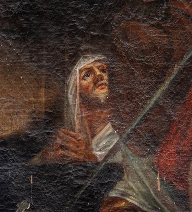 Zdjęcie nr 17: Obraz w kształcie stojącego prostokąta, w ramie rzeźbionej, malowanej, złoconej i ozdobionej ornamentem małżowinowym. Ukazuje św. Annę, Marię i Jezusa oraz świętych Wojciecha, Stanisława, Katarzynę i Tomasza. Na dwudzielnej ławie umieszczonej na podwyższeniu siedzi: po lewej stronie Najświętsza Maria Panna, po prawej św. Anna. Obie niewiasty zwrócone są ku stojącemu pomiędzy nimi Dzieciątku. Nagi Chrystus, okryty na skos białą chustą, przytrzymywaną na Jego prawym boku przez obie niewiasty, ukazany frontalnie, z wysuniętą ku przodowi prawą nóżką i lewą podtrzymywaną przez św. Annę. Prawą rękę wznosi w geście błogosławieństwa, zaś lewa obejmuje św. Annę. Głowę Chrystusa, ozdobioną jasno złotobrązowymi włosami, otacza promienista gloria. 
Najświętsza Maria Panna, lekko pochylona w kierunku Chrystusa, ubrana jest w czerwoną suknię i niebieski płaszcz założony na lewe ramię. Jej głowa jest nakryta jasnozieloną chustą, związaną z tyłu głowy, spod której wyłaniają się jasnobrązowe włosy. Twarz Marii zwrócona jest ku widzowi, ze wzrokiem skierowanym na wprost. Święta Anna w zielonej sukni i ciemnoczerwonym płaszczu, narzuconym na prawe ramię mocno pochyla się ku Chrystusowi. Głowę świętej przykrywa biała chusta ze złotymi przeszyciami, opadająca na plecy i prawe ramię. Spod chusty widoczne siwe włosy. Twarz św. Anny ukazana jest półprofilu, ze wzrokiem skierowanym ku Marii. Nad głowami Marii i św. Anny unoszą się nimby. Na pierwszym planie, u stóp niewiast klęczą zwróceni ku Jezusowi: po lewej stronie św. Wojciech w stroju biskupim, z paliuszem i z leżącym przed nim na ziemi pastorałem z podwójnym krzyżem, po prawej św. Stanisław, w stroju biskupim, z pastorałem w lewej ręce i postacią Piotrowina wyłaniającą się z grobu. W tle po prawej stronie św. Katarzyna, trzymająca miecz we wspartej na kole prawej dłoni i palmę męczeństwa w lewej, ubrana w zielona suknię i szary płaszcz. Obok niej stoi św. Tomasz, z prawą dłonią złożoną na piersi, z lilią w lewej ręce, ubrany w czarny habit. Za postaciami świętych daleki górski pejzaż. Po lewej stronie obrazu, na tle architektury z podwieszonymi ciemnoniebieskimi kotarami ozdobionymi złocistymi frędzlami i chwostem, widnieją popiersia dwóch świętych starców w jasnobrązowych szatach. Głowy świętych otaczają nimby. W górnej części, na osi obrazu popiersie Boga Ojca z trójkątnym nimbem, poniżej gołębica Ducha Świętego, otoczona promienistą glorią. Kolorystyka obrazu stonowana, ciepła, nasycona. Kolorystyczną dominantę stanowi ciemny błękit płaszcza Marii, czerwień płaszcza i zieleń sukni św. Anny. Kolory te podkreślają jasną postać Chrystusa.