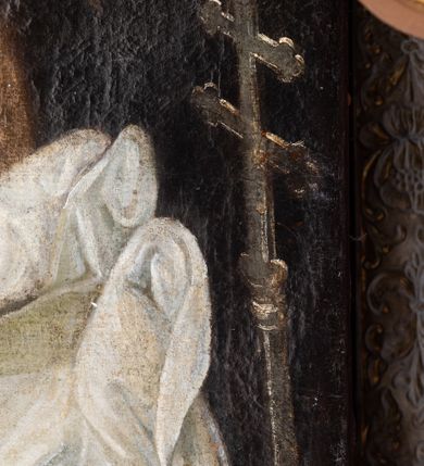 Zdjęcie nr 15: Obraz w kształcie stojącego prostokąta, w ramie rzeźbionej, malowanej, złoconej i ozdobionej ornamentem małżowinowym. Ukazuje św. Annę, Marię i Jezusa oraz świętych Wojciecha, Stanisława, Katarzynę i Tomasza. Na dwudzielnej ławie umieszczonej na podwyższeniu siedzi: po lewej stronie Najświętsza Maria Panna, po prawej św. Anna. Obie niewiasty zwrócone są ku stojącemu pomiędzy nimi Dzieciątku. Nagi Chrystus, okryty na skos białą chustą, przytrzymywaną na Jego prawym boku przez obie niewiasty, ukazany frontalnie, z wysuniętą ku przodowi prawą nóżką i lewą podtrzymywaną przez św. Annę. Prawą rękę wznosi w geście błogosławieństwa, zaś lewa obejmuje św. Annę. Głowę Chrystusa, ozdobioną jasno złotobrązowymi włosami, otacza promienista gloria. 
Najświętsza Maria Panna, lekko pochylona w kierunku Chrystusa, ubrana jest w czerwoną suknię i niebieski płaszcz założony na lewe ramię. Jej głowa jest nakryta jasnozieloną chustą, związaną z tyłu głowy, spod której wyłaniają się jasnobrązowe włosy. Twarz Marii zwrócona jest ku widzowi, ze wzrokiem skierowanym na wprost. Święta Anna w zielonej sukni i ciemnoczerwonym płaszczu, narzuconym na prawe ramię mocno pochyla się ku Chrystusowi. Głowę świętej przykrywa biała chusta ze złotymi przeszyciami, opadająca na plecy i prawe ramię. Spod chusty widoczne siwe włosy. Twarz św. Anny ukazana jest półprofilu, ze wzrokiem skierowanym ku Marii. Nad głowami Marii i św. Anny unoszą się nimby. Na pierwszym planie, u stóp niewiast klęczą zwróceni ku Jezusowi: po lewej stronie św. Wojciech w stroju biskupim, z paliuszem i z leżącym przed nim na ziemi pastorałem z podwójnym krzyżem, po prawej św. Stanisław, w stroju biskupim, z pastorałem w lewej ręce i postacią Piotrowina wyłaniającą się z grobu. W tle po prawej stronie św. Katarzyna, trzymająca miecz we wspartej na kole prawej dłoni i palmę męczeństwa w lewej, ubrana w zielona suknię i szary płaszcz. Obok niej stoi św. Tomasz, z prawą dłonią złożoną na piersi, z lilią w lewej ręce, ubrany w czarny habit. Za postaciami świętych daleki górski pejzaż. Po lewej stronie obrazu, na tle architektury z podwieszonymi ciemnoniebieskimi kotarami ozdobionymi złocistymi frędzlami i chwostem, widnieją popiersia dwóch świętych starców w jasnobrązowych szatach. Głowy świętych otaczają nimby. W górnej części, na osi obrazu popiersie Boga Ojca z trójkątnym nimbem, poniżej gołębica Ducha Świętego, otoczona promienistą glorią. Kolorystyka obrazu stonowana, ciepła, nasycona. Kolorystyczną dominantę stanowi ciemny błękit płaszcza Marii, czerwień płaszcza i zieleń sukni św. Anny. Kolory te podkreślają jasną postać Chrystusa.