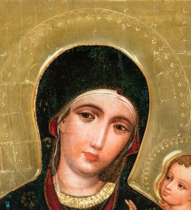 Zdjęcie nr 13: W polu o kształcie stojącego prostokąta, ukazana Matka Boska w półpostaci, w ujęciu frontalnym z Dzieciątkiem podtrzymywanym na lewym ramieniu. Głowa Marii lekko pochylona w stronę Jezusa. Twarz ukazana niemal frontalnie, wydłużona, zwężająca się ku dołowi, oczy duże o ciężkich powiekach, podkreślone ciemną kreską, prosty wąski nos i małe usta. Wzrok Marii skierowany bezpośrednio na widza. Prawa dłoń wąska, o bardzo wydłużonych palcach, ułożona poziomo, sztywno wyprostowana z odwiedzionym kciukiem, wskazuje na Dzieciątko, lewa dłoń przytrzymuje jego nogi. 
Maria jest ubrana w płaszcz okrywający głowę, układający się miękkimi fałdami i spięty pod szyją ozdobną broszą ze złocistym laserunkiem. Płaszcz, pierwotnie ciemnobłękitny, obecnie zzieleniały (rozłożony azuryt), ozdobiony niesymetrycznie rozmieszczonym, złoconym ornamentem patronowym (rozetki w dwóch rodzajach wzorów) i obszyty na brzegach wąskim złoconym paskiem, ponad którym widnieje koronka z ornamentu w kształcie trójliścia. Podszewka, widoczna w odwinięciach przy twarzy i w fałdach poniżej prawej dłoni, ciemnoczerwona. Spod płaszcza, na głowie wystaje rąbek białej, bardzo delikatnie malowanej, przezroczystej chusty. Ukazująca się spod płaszcza suknia Marii ciemnobłękitna, o półokrągłym wykroju przy szyi i wąskim rękawie. Lamówkę i mankiet rękawa tworzy szeroki pas złocistego obszycia ozdobionego koronką analogiczną do obszycia płaszcza.
Jezus jest ukazany w pozycji siedzącej, lekko pochylony ku Matce, z głową zwróconą w jej kierunku. Chrystus unosi prawą rękę w geście błogosławieństwa, w lewej trzyma wsparty o kolano ewangeliarz. Stopy Jezusa, zwłaszcza lewa, o nienaturalnie długich, wąskich palcach, zaś prawa odwrócona. Dzieciątko ubrane w tunikę w kolorze czerwieni złamanej brązem (przemytej), z rozmieszczonym nieregularnie złotym ornamentem patronowym i szerokim złoconym obszyciem, pośrodku którego biegnie zygzakowata linia, tworząca trójkąty z wpisaną formą trójliścia. Patron na tunice złożony z dwóch odwróconych do siebie półksiężyców z poziomo biegnącymi promieniami. Tunika ma jasnozieloną podszewkę, widoczną w odwinięciu nad prawą nóżką. Fałdy szaty układające się miękko, ledwo widoczne, z wyjątkiem charakterystycznej fałdy przy szyi Dzieciątka. 
Księga trzymana przez Jezusa, przedstawiona grzbietem na zewnątrz, z czerwoną oprawą z dwoma złotymi wąskimi okuciami i pięcioma zielonymi rautami, rozmieszczonymi w rogach i na środku okładki. Pomiędzy okładkami widoczne białe brzegi kart. 
Karnacje Marii i Jezusa malowane intensywnym różem, modelowanym bielą i szarością. Włosy okalające głowę Dzieciątka, ułożone ornamentalnie, brunatne z pasmami bladej żółcieni. Nimby Matki Boskiej i Dzieciątka, zaznaczone pucowanym ornamentem w kształcie trójliścia występującego na sukni i płaszczu Marii, zachodzące na siebie. Tło obrazu złocone, na desce lipowej przymocowanej do ramy, w której umieszczono obraz.
