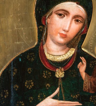 Zdjęcie nr 11: W polu o kształcie stojącego prostokąta, ukazana Matka Boska w półpostaci, w ujęciu frontalnym z Dzieciątkiem podtrzymywanym na lewym ramieniu. Głowa Marii lekko pochylona w stronę Jezusa. Twarz ukazana niemal frontalnie, wydłużona, zwężająca się ku dołowi, oczy duże o ciężkich powiekach, podkreślone ciemną kreską, prosty wąski nos i małe usta. Wzrok Marii skierowany bezpośrednio na widza. Prawa dłoń wąska, o bardzo wydłużonych palcach, ułożona poziomo, sztywno wyprostowana z odwiedzionym kciukiem, wskazuje na Dzieciątko, lewa dłoń przytrzymuje jego nogi. 
Maria jest ubrana w płaszcz okrywający głowę, układający się miękkimi fałdami i spięty pod szyją ozdobną broszą ze złocistym laserunkiem. Płaszcz, pierwotnie ciemnobłękitny, obecnie zzieleniały (rozłożony azuryt), ozdobiony niesymetrycznie rozmieszczonym, złoconym ornamentem patronowym (rozetki w dwóch rodzajach wzorów) i obszyty na brzegach wąskim złoconym paskiem, ponad którym widnieje koronka z ornamentu w kształcie trójliścia. Podszewka, widoczna w odwinięciach przy twarzy i w fałdach poniżej prawej dłoni, ciemnoczerwona. Spod płaszcza, na głowie wystaje rąbek białej, bardzo delikatnie malowanej, przezroczystej chusty. Ukazująca się spod płaszcza suknia Marii ciemnobłękitna, o półokrągłym wykroju przy szyi i wąskim rękawie. Lamówkę i mankiet rękawa tworzy szeroki pas złocistego obszycia ozdobionego koronką analogiczną do obszycia płaszcza.
Jezus jest ukazany w pozycji siedzącej, lekko pochylony ku Matce, z głową zwróconą w jej kierunku. Chrystus unosi prawą rękę w geście błogosławieństwa, w lewej trzyma wsparty o kolano ewangeliarz. Stopy Jezusa, zwłaszcza lewa, o nienaturalnie długich, wąskich palcach, zaś prawa odwrócona. Dzieciątko ubrane w tunikę w kolorze czerwieni złamanej brązem (przemytej), z rozmieszczonym nieregularnie złotym ornamentem patronowym i szerokim złoconym obszyciem, pośrodku którego biegnie zygzakowata linia, tworząca trójkąty z wpisaną formą trójliścia. Patron na tunice złożony z dwóch odwróconych do siebie półksiężyców z poziomo biegnącymi promieniami. Tunika ma jasnozieloną podszewkę, widoczną w odwinięciu nad prawą nóżką. Fałdy szaty układające się miękko, ledwo widoczne, z wyjątkiem charakterystycznej fałdy przy szyi Dzieciątka. 
Księga trzymana przez Jezusa, przedstawiona grzbietem na zewnątrz, z czerwoną oprawą z dwoma złotymi wąskimi okuciami i pięcioma zielonymi rautami, rozmieszczonymi w rogach i na środku okładki. Pomiędzy okładkami widoczne białe brzegi kart. 
Karnacje Marii i Jezusa malowane intensywnym różem, modelowanym bielą i szarością. Włosy okalające głowę Dzieciątka, ułożone ornamentalnie, brunatne z pasmami bladej żółcieni. Nimby Matki Boskiej i Dzieciątka, zaznaczone pucowanym ornamentem w kształcie trójliścia występującego na sukni i płaszczu Marii, zachodzące na siebie. Tło obrazu złocone, na desce lipowej przymocowanej do ramy, w której umieszczono obraz.