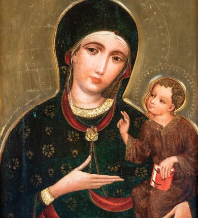 Zdjęcie nr 1: W polu o kształcie stojącego prostokąta, ukazana Matka Boska w półpostaci, w ujęciu frontalnym z Dzieciątkiem podtrzymywanym na lewym ramieniu. Głowa Marii lekko pochylona w stronę Jezusa. Twarz ukazana niemal frontalnie, wydłużona, zwężająca się ku dołowi, oczy duże o ciężkich powiekach, podkreślone ciemną kreską, prosty wąski nos i małe usta. Wzrok Marii skierowany bezpośrednio na widza. Prawa dłoń wąska, o bardzo wydłużonych palcach, ułożona poziomo, sztywno wyprostowana z odwiedzionym kciukiem, wskazuje na Dzieciątko, lewa dłoń przytrzymuje jego nogi. 
Maria jest ubrana w płaszcz okrywający głowę, układający się miękkimi fałdami i spięty pod szyją ozdobną broszą ze złocistym laserunkiem. Płaszcz, pierwotnie ciemnobłękitny, obecnie zzieleniały (rozłożony azuryt), ozdobiony niesymetrycznie rozmieszczonym, złoconym ornamentem patronowym (rozetki w dwóch rodzajach wzorów) i obszyty na brzegach wąskim złoconym paskiem, ponad którym widnieje koronka z ornamentu w kształcie trójliścia. Podszewka, widoczna w odwinięciach przy twarzy i w fałdach poniżej prawej dłoni, ciemnoczerwona. Spod płaszcza, na głowie wystaje rąbek białej, bardzo delikatnie malowanej, przezroczystej chusty. Ukazująca się spod płaszcza suknia Marii ciemnobłękitna, o półokrągłym wykroju przy szyi i wąskim rękawie. Lamówkę i mankiet rękawa tworzy szeroki pas złocistego obszycia ozdobionego koronką analogiczną do obszycia płaszcza.
Jezus jest ukazany w pozycji siedzącej, lekko pochylony ku Matce, z głową zwróconą w jej kierunku. Chrystus unosi prawą rękę w geście błogosławieństwa, w lewej trzyma wsparty o kolano ewangeliarz. Stopy Jezusa, zwłaszcza lewa, o nienaturalnie długich, wąskich palcach, zaś prawa odwrócona. Dzieciątko ubrane w tunikę w kolorze czerwieni złamanej brązem (przemytej), z rozmieszczonym nieregularnie złotym ornamentem patronowym i szerokim złoconym obszyciem, pośrodku którego biegnie zygzakowata linia, tworząca trójkąty z wpisaną formą trójliścia. Patron na tunice złożony z dwóch odwróconych do siebie półksiężyców z poziomo biegnącymi promieniami. Tunika ma jasnozieloną podszewkę, widoczną w odwinięciu nad prawą nóżką. Fałdy szaty układające się miękko, ledwo widoczne, z wyjątkiem charakterystycznej fałdy przy szyi Dzieciątka. 
Księga trzymana przez Jezusa, przedstawiona grzbietem na zewnątrz, z czerwoną oprawą z dwoma złotymi wąskimi okuciami i pięcioma zielonymi rautami, rozmieszczonymi w rogach i na środku okładki. Pomiędzy okładkami widoczne białe brzegi kart. 
Karnacje Marii i Jezusa malowane intensywnym różem, modelowanym bielą i szarością. Włosy okalające głowę Dzieciątka, ułożone ornamentalnie, brunatne z pasmami bladej żółcieni. Nimby Matki Boskiej i Dzieciątka, zaznaczone pucowanym ornamentem w kształcie trójliścia występującego na sukni i płaszczu Marii, zachodzące na siebie. Tło obrazu złocone, na desce lipowej przymocowanej do ramy, w której umieszczono obraz.