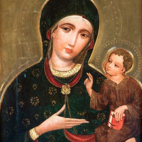 Zdjęcie nr 1: W polu o kształcie stojącego prostokąta, ukazana Matka Boska w półpostaci, w ujęciu frontalnym z Dzieciątkiem podtrzymywanym na lewym ramieniu. Głowa Marii lekko pochylona w stronę Jezusa. Twarz ukazana niemal frontalnie, wydłużona, zwężająca się ku dołowi, oczy duże o ciężkich powiekach, podkreślone ciemną kreską, prosty wąski nos i małe usta. Wzrok Marii skierowany bezpośrednio na widza. Prawa dłoń wąska, o bardzo wydłużonych palcach, ułożona poziomo, sztywno wyprostowana z odwiedzionym kciukiem, wskazuje na Dzieciątko, lewa dłoń przytrzymuje jego nogi. 
Maria jest ubrana w płaszcz okrywający głowę, układający się miękkimi fałdami i spięty pod szyją ozdobną broszą ze złocistym laserunkiem. Płaszcz, pierwotnie ciemnobłękitny, obecnie zzieleniały (rozłożony azuryt), ozdobiony niesymetrycznie rozmieszczonym, złoconym ornamentem patronowym (rozetki w dwóch rodzajach wzorów) i obszyty na brzegach wąskim złoconym paskiem, ponad którym widnieje koronka z ornamentu w kształcie trójliścia. Podszewka, widoczna w odwinięciach przy twarzy i w fałdach poniżej prawej dłoni, ciemnoczerwona. Spod płaszcza, na głowie wystaje rąbek białej, bardzo delikatnie malowanej, przezroczystej chusty. Ukazująca się spod płaszcza suknia Marii ciemnobłękitna, o półokrągłym wykroju przy szyi i wąskim rękawie. Lamówkę i mankiet rękawa tworzy szeroki pas złocistego obszycia ozdobionego koronką analogiczną do obszycia płaszcza.
Jezus jest ukazany w pozycji siedzącej, lekko pochylony ku Matce, z głową zwróconą w jej kierunku. Chrystus unosi prawą rękę w geście błogosławieństwa, w lewej trzyma wsparty o kolano ewangeliarz. Stopy Jezusa, zwłaszcza lewa, o nienaturalnie długich, wąskich palcach, zaś prawa odwrócona. Dzieciątko ubrane w tunikę w kolorze czerwieni złamanej brązem (przemytej), z rozmieszczonym nieregularnie złotym ornamentem patronowym i szerokim złoconym obszyciem, pośrodku którego biegnie zygzakowata linia, tworząca trójkąty z wpisaną formą trójliścia. Patron na tunice złożony z dwóch odwróconych do siebie półksiężyców z poziomo biegnącymi promieniami. Tunika ma jasnozieloną podszewkę, widoczną w odwinięciu nad prawą nóżką. Fałdy szaty układające się miękko, ledwo widoczne, z wyjątkiem charakterystycznej fałdy przy szyi Dzieciątka. 
Księga trzymana przez Jezusa, przedstawiona grzbietem na zewnątrz, z czerwoną oprawą z dwoma złotymi wąskimi okuciami i pięcioma zielonymi rautami, rozmieszczonymi w rogach i na środku okładki. Pomiędzy okładkami widoczne białe brzegi kart. 
Karnacje Marii i Jezusa malowane intensywnym różem, modelowanym bielą i szarością. Włosy okalające głowę Dzieciątka, ułożone ornamentalnie, brunatne z pasmami bladej żółcieni. Nimby Matki Boskiej i Dzieciątka, zaznaczone pucowanym ornamentem w kształcie trójliścia występującego na sukni i płaszczu Marii, zachodzące na siebie. Tło obrazu złocone, na desce lipowej przymocowanej do ramy, w której umieszczono obraz.