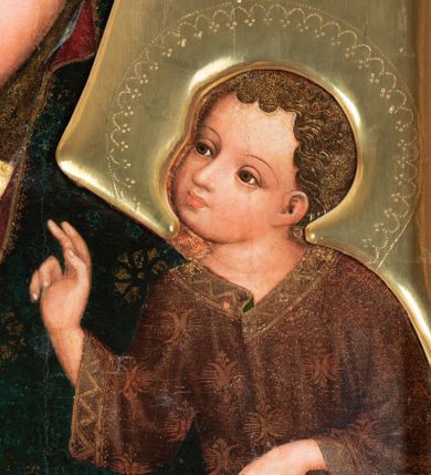 Zdjęcie nr 3: W polu o kształcie stojącego prostokąta, ukazana Matka Boska w półpostaci, w ujęciu frontalnym z Dzieciątkiem podtrzymywanym na lewym ramieniu. Głowa Marii lekko pochylona w stronę Jezusa. Twarz ukazana niemal frontalnie, wydłużona, zwężająca się ku dołowi, oczy duże o ciężkich powiekach, podkreślone ciemną kreską, prosty wąski nos i małe usta. Wzrok Marii skierowany bezpośrednio na widza. Prawa dłoń wąska, o bardzo wydłużonych palcach, ułożona poziomo, sztywno wyprostowana z odwiedzionym kciukiem, wskazuje na Dzieciątko, lewa dłoń przytrzymuje jego nogi. 
Maria jest ubrana w płaszcz okrywający głowę, układający się miękkimi fałdami i spięty pod szyją ozdobną broszą ze złocistym laserunkiem. Płaszcz, pierwotnie ciemnobłękitny, obecnie zzieleniały (rozłożony azuryt), ozdobiony niesymetrycznie rozmieszczonym, złoconym ornamentem patronowym (rozetki w dwóch rodzajach wzorów) i obszyty na brzegach wąskim złoconym paskiem, ponad którym widnieje koronka z ornamentu w kształcie trójliścia. Podszewka, widoczna w odwinięciach przy twarzy i w fałdach poniżej prawej dłoni, ciemnoczerwona. Spod płaszcza, na głowie wystaje rąbek białej, bardzo delikatnie malowanej, przezroczystej chusty. Ukazująca się spod płaszcza suknia Marii ciemnobłękitna, o półokrągłym wykroju przy szyi i wąskim rękawie. Lamówkę i mankiet rękawa tworzy szeroki pas złocistego obszycia ozdobionego koronką analogiczną do obszycia płaszcza.
Jezus jest ukazany w pozycji siedzącej, lekko pochylony ku Matce, z głową zwróconą w jej kierunku. Chrystus unosi prawą rękę w geście błogosławieństwa, w lewej trzyma wsparty o kolano ewangeliarz. Stopy Jezusa, zwłaszcza lewa, o nienaturalnie długich, wąskich palcach, zaś prawa odwrócona. Dzieciątko ubrane w tunikę w kolorze czerwieni złamanej brązem (przemytej), z rozmieszczonym nieregularnie złotym ornamentem patronowym i szerokim złoconym obszyciem, pośrodku którego biegnie zygzakowata linia, tworząca trójkąty z wpisaną formą trójliścia. Patron na tunice złożony z dwóch odwróconych do siebie półksiężyców z poziomo biegnącymi promieniami. Tunika ma jasnozieloną podszewkę, widoczną w odwinięciu nad prawą nóżką. Fałdy szaty układające się miękko, ledwo widoczne, z wyjątkiem charakterystycznej fałdy przy szyi Dzieciątka. 
Księga trzymana przez Jezusa, przedstawiona grzbietem na zewnątrz, z czerwoną oprawą z dwoma złotymi wąskimi okuciami i pięcioma zielonymi rautami, rozmieszczonymi w rogach i na środku okładki. Pomiędzy okładkami widoczne białe brzegi kart. 
Karnacje Marii i Jezusa malowane intensywnym różem, modelowanym bielą i szarością. Włosy okalające głowę Dzieciątka, ułożone ornamentalnie, brunatne z pasmami bladej żółcieni. Nimby Matki Boskiej i Dzieciątka, zaznaczone pucowanym ornamentem w kształcie trójliścia występującego na sukni i płaszczu Marii, zachodzące na siebie. Tło obrazu złocone, na desce lipowej przymocowanej do ramy, w której umieszczono obraz.