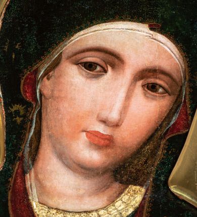 Zdjęcie nr 15: W polu o kształcie stojącego prostokąta, ukazana Matka Boska w półpostaci, w ujęciu frontalnym z Dzieciątkiem podtrzymywanym na lewym ramieniu. Głowa Marii lekko pochylona w stronę Jezusa. Twarz ukazana niemal frontalnie, wydłużona, zwężająca się ku dołowi, oczy duże o ciężkich powiekach, podkreślone ciemną kreską, prosty wąski nos i małe usta. Wzrok Marii skierowany bezpośrednio na widza. Prawa dłoń wąska, o bardzo wydłużonych palcach, ułożona poziomo, sztywno wyprostowana z odwiedzionym kciukiem, wskazuje na Dzieciątko, lewa dłoń przytrzymuje jego nogi. 
Maria jest ubrana w płaszcz okrywający głowę, układający się miękkimi fałdami i spięty pod szyją ozdobną broszą ze złocistym laserunkiem. Płaszcz, pierwotnie ciemnobłękitny, obecnie zzieleniały (rozłożony azuryt), ozdobiony niesymetrycznie rozmieszczonym, złoconym ornamentem patronowym (rozetki w dwóch rodzajach wzorów) i obszyty na brzegach wąskim złoconym paskiem, ponad którym widnieje koronka z ornamentu w kształcie trójliścia. Podszewka, widoczna w odwinięciach przy twarzy i w fałdach poniżej prawej dłoni, ciemnoczerwona. Spod płaszcza, na głowie wystaje rąbek białej, bardzo delikatnie malowanej, przezroczystej chusty. Ukazująca się spod płaszcza suknia Marii ciemnobłękitna, o półokrągłym wykroju przy szyi i wąskim rękawie. Lamówkę i mankiet rękawa tworzy szeroki pas złocistego obszycia ozdobionego koronką analogiczną do obszycia płaszcza.
Jezus jest ukazany w pozycji siedzącej, lekko pochylony ku Matce, z głową zwróconą w jej kierunku. Chrystus unosi prawą rękę w geście błogosławieństwa, w lewej trzyma wsparty o kolano ewangeliarz. Stopy Jezusa, zwłaszcza lewa, o nienaturalnie długich, wąskich palcach, zaś prawa odwrócona. Dzieciątko ubrane w tunikę w kolorze czerwieni złamanej brązem (przemytej), z rozmieszczonym nieregularnie złotym ornamentem patronowym i szerokim złoconym obszyciem, pośrodku którego biegnie zygzakowata linia, tworząca trójkąty z wpisaną formą trójliścia. Patron na tunice złożony z dwóch odwróconych do siebie półksiężyców z poziomo biegnącymi promieniami. Tunika ma jasnozieloną podszewkę, widoczną w odwinięciu nad prawą nóżką. Fałdy szaty układające się miękko, ledwo widoczne, z wyjątkiem charakterystycznej fałdy przy szyi Dzieciątka. 
Księga trzymana przez Jezusa, przedstawiona grzbietem na zewnątrz, z czerwoną oprawą z dwoma złotymi wąskimi okuciami i pięcioma zielonymi rautami, rozmieszczonymi w rogach i na środku okładki. Pomiędzy okładkami widoczne białe brzegi kart. 
Karnacje Marii i Jezusa malowane intensywnym różem, modelowanym bielą i szarością. Włosy okalające głowę Dzieciątka, ułożone ornamentalnie, brunatne z pasmami bladej żółcieni. Nimby Matki Boskiej i Dzieciątka, zaznaczone pucowanym ornamentem w kształcie trójliścia występującego na sukni i płaszczu Marii, zachodzące na siebie. Tło obrazu złocone, na desce lipowej przymocowanej do ramy, w której umieszczono obraz.