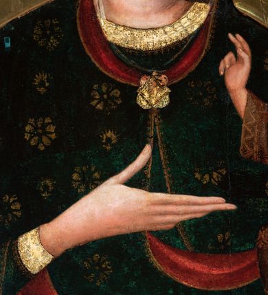 Zdjęcie nr 6: W polu o kształcie stojącego prostokąta, ukazana Matka Boska w półpostaci, w ujęciu frontalnym z Dzieciątkiem podtrzymywanym na lewym ramieniu. Głowa Marii lekko pochylona w stronę Jezusa. Twarz ukazana niemal frontalnie, wydłużona, zwężająca się ku dołowi, oczy duże o ciężkich powiekach, podkreślone ciemną kreską, prosty wąski nos i małe usta. Wzrok Marii skierowany bezpośrednio na widza. Prawa dłoń wąska, o bardzo wydłużonych palcach, ułożona poziomo, sztywno wyprostowana z odwiedzionym kciukiem, wskazuje na Dzieciątko, lewa dłoń przytrzymuje jego nogi. 
Maria jest ubrana w płaszcz okrywający głowę, układający się miękkimi fałdami i spięty pod szyją ozdobną broszą ze złocistym laserunkiem. Płaszcz, pierwotnie ciemnobłękitny, obecnie zzieleniały (rozłożony azuryt), ozdobiony niesymetrycznie rozmieszczonym, złoconym ornamentem patronowym (rozetki w dwóch rodzajach wzorów) i obszyty na brzegach wąskim złoconym paskiem, ponad którym widnieje koronka z ornamentu w kształcie trójliścia. Podszewka, widoczna w odwinięciach przy twarzy i w fałdach poniżej prawej dłoni, ciemnoczerwona. Spod płaszcza, na głowie wystaje rąbek białej, bardzo delikatnie malowanej, przezroczystej chusty. Ukazująca się spod płaszcza suknia Marii ciemnobłękitna, o półokrągłym wykroju przy szyi i wąskim rękawie. Lamówkę i mankiet rękawa tworzy szeroki pas złocistego obszycia ozdobionego koronką analogiczną do obszycia płaszcza.
Jezus jest ukazany w pozycji siedzącej, lekko pochylony ku Matce, z głową zwróconą w jej kierunku. Chrystus unosi prawą rękę w geście błogosławieństwa, w lewej trzyma wsparty o kolano ewangeliarz. Stopy Jezusa, zwłaszcza lewa, o nienaturalnie długich, wąskich palcach, zaś prawa odwrócona. Dzieciątko ubrane w tunikę w kolorze czerwieni złamanej brązem (przemytej), z rozmieszczonym nieregularnie złotym ornamentem patronowym i szerokim złoconym obszyciem, pośrodku którego biegnie zygzakowata linia, tworząca trójkąty z wpisaną formą trójliścia. Patron na tunice złożony z dwóch odwróconych do siebie półksiężyców z poziomo biegnącymi promieniami. Tunika ma jasnozieloną podszewkę, widoczną w odwinięciu nad prawą nóżką. Fałdy szaty układające się miękko, ledwo widoczne, z wyjątkiem charakterystycznej fałdy przy szyi Dzieciątka. 
Księga trzymana przez Jezusa, przedstawiona grzbietem na zewnątrz, z czerwoną oprawą z dwoma złotymi wąskimi okuciami i pięcioma zielonymi rautami, rozmieszczonymi w rogach i na środku okładki. Pomiędzy okładkami widoczne białe brzegi kart. 
Karnacje Marii i Jezusa malowane intensywnym różem, modelowanym bielą i szarością. Włosy okalające głowę Dzieciątka, ułożone ornamentalnie, brunatne z pasmami bladej żółcieni. Nimby Matki Boskiej i Dzieciątka, zaznaczone pucowanym ornamentem w kształcie trójliścia występującego na sukni i płaszczu Marii, zachodzące na siebie. Tło obrazu złocone, na desce lipowej przymocowanej do ramy, w której umieszczono obraz.