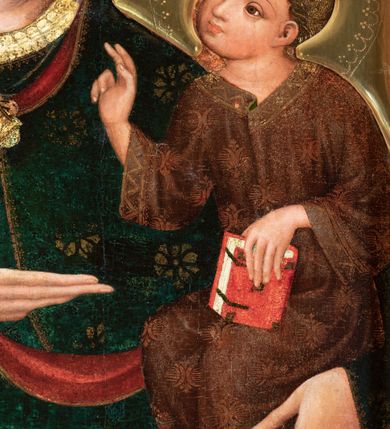 Zdjęcie nr 4: W polu o kształcie stojącego prostokąta, ukazana Matka Boska w półpostaci, w ujęciu frontalnym z Dzieciątkiem podtrzymywanym na lewym ramieniu. Głowa Marii lekko pochylona w stronę Jezusa. Twarz ukazana niemal frontalnie, wydłużona, zwężająca się ku dołowi, oczy duże o ciężkich powiekach, podkreślone ciemną kreską, prosty wąski nos i małe usta. Wzrok Marii skierowany bezpośrednio na widza. Prawa dłoń wąska, o bardzo wydłużonych palcach, ułożona poziomo, sztywno wyprostowana z odwiedzionym kciukiem, wskazuje na Dzieciątko, lewa dłoń przytrzymuje jego nogi. 
Maria jest ubrana w płaszcz okrywający głowę, układający się miękkimi fałdami i spięty pod szyją ozdobną broszą ze złocistym laserunkiem. Płaszcz, pierwotnie ciemnobłękitny, obecnie zzieleniały (rozłożony azuryt), ozdobiony niesymetrycznie rozmieszczonym, złoconym ornamentem patronowym (rozetki w dwóch rodzajach wzorów) i obszyty na brzegach wąskim złoconym paskiem, ponad którym widnieje koronka z ornamentu w kształcie trójliścia. Podszewka, widoczna w odwinięciach przy twarzy i w fałdach poniżej prawej dłoni, ciemnoczerwona. Spod płaszcza, na głowie wystaje rąbek białej, bardzo delikatnie malowanej, przezroczystej chusty. Ukazująca się spod płaszcza suknia Marii ciemnobłękitna, o półokrągłym wykroju przy szyi i wąskim rękawie. Lamówkę i mankiet rękawa tworzy szeroki pas złocistego obszycia ozdobionego koronką analogiczną do obszycia płaszcza.
Jezus jest ukazany w pozycji siedzącej, lekko pochylony ku Matce, z głową zwróconą w jej kierunku. Chrystus unosi prawą rękę w geście błogosławieństwa, w lewej trzyma wsparty o kolano ewangeliarz. Stopy Jezusa, zwłaszcza lewa, o nienaturalnie długich, wąskich palcach, zaś prawa odwrócona. Dzieciątko ubrane w tunikę w kolorze czerwieni złamanej brązem (przemytej), z rozmieszczonym nieregularnie złotym ornamentem patronowym i szerokim złoconym obszyciem, pośrodku którego biegnie zygzakowata linia, tworząca trójkąty z wpisaną formą trójliścia. Patron na tunice złożony z dwóch odwróconych do siebie półksiężyców z poziomo biegnącymi promieniami. Tunika ma jasnozieloną podszewkę, widoczną w odwinięciu nad prawą nóżką. Fałdy szaty układające się miękko, ledwo widoczne, z wyjątkiem charakterystycznej fałdy przy szyi Dzieciątka. 
Księga trzymana przez Jezusa, przedstawiona grzbietem na zewnątrz, z czerwoną oprawą z dwoma złotymi wąskimi okuciami i pięcioma zielonymi rautami, rozmieszczonymi w rogach i na środku okładki. Pomiędzy okładkami widoczne białe brzegi kart. 
Karnacje Marii i Jezusa malowane intensywnym różem, modelowanym bielą i szarością. Włosy okalające głowę Dzieciątka, ułożone ornamentalnie, brunatne z pasmami bladej żółcieni. Nimby Matki Boskiej i Dzieciątka, zaznaczone pucowanym ornamentem w kształcie trójliścia występującego na sukni i płaszczu Marii, zachodzące na siebie. Tło obrazu złocone, na desce lipowej przymocowanej do ramy, w której umieszczono obraz.