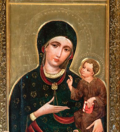 Zdjęcie nr 10: W polu o kształcie stojącego prostokąta, ukazana Matka Boska w półpostaci, w ujęciu frontalnym z Dzieciątkiem podtrzymywanym na lewym ramieniu. Głowa Marii lekko pochylona w stronę Jezusa. Twarz ukazana niemal frontalnie, wydłużona, zwężająca się ku dołowi, oczy duże o ciężkich powiekach, podkreślone ciemną kreską, prosty wąski nos i małe usta. Wzrok Marii skierowany bezpośrednio na widza. Prawa dłoń wąska, o bardzo wydłużonych palcach, ułożona poziomo, sztywno wyprostowana z odwiedzionym kciukiem, wskazuje na Dzieciątko, lewa dłoń przytrzymuje jego nogi. 
Maria jest ubrana w płaszcz okrywający głowę, układający się miękkimi fałdami i spięty pod szyją ozdobną broszą ze złocistym laserunkiem. Płaszcz, pierwotnie ciemnobłękitny, obecnie zzieleniały (rozłożony azuryt), ozdobiony niesymetrycznie rozmieszczonym, złoconym ornamentem patronowym (rozetki w dwóch rodzajach wzorów) i obszyty na brzegach wąskim złoconym paskiem, ponad którym widnieje koronka z ornamentu w kształcie trójliścia. Podszewka, widoczna w odwinięciach przy twarzy i w fałdach poniżej prawej dłoni, ciemnoczerwona. Spod płaszcza, na głowie wystaje rąbek białej, bardzo delikatnie malowanej, przezroczystej chusty. Ukazująca się spod płaszcza suknia Marii ciemnobłękitna, o półokrągłym wykroju przy szyi i wąskim rękawie. Lamówkę i mankiet rękawa tworzy szeroki pas złocistego obszycia ozdobionego koronką analogiczną do obszycia płaszcza.
Jezus jest ukazany w pozycji siedzącej, lekko pochylony ku Matce, z głową zwróconą w jej kierunku. Chrystus unosi prawą rękę w geście błogosławieństwa, w lewej trzyma wsparty o kolano ewangeliarz. Stopy Jezusa, zwłaszcza lewa, o nienaturalnie długich, wąskich palcach, zaś prawa odwrócona. Dzieciątko ubrane w tunikę w kolorze czerwieni złamanej brązem (przemytej), z rozmieszczonym nieregularnie złotym ornamentem patronowym i szerokim złoconym obszyciem, pośrodku którego biegnie zygzakowata linia, tworząca trójkąty z wpisaną formą trójliścia. Patron na tunice złożony z dwóch odwróconych do siebie półksiężyców z poziomo biegnącymi promieniami. Tunika ma jasnozieloną podszewkę, widoczną w odwinięciu nad prawą nóżką. Fałdy szaty układające się miękko, ledwo widoczne, z wyjątkiem charakterystycznej fałdy przy szyi Dzieciątka. 
Księga trzymana przez Jezusa, przedstawiona grzbietem na zewnątrz, z czerwoną oprawą z dwoma złotymi wąskimi okuciami i pięcioma zielonymi rautami, rozmieszczonymi w rogach i na środku okładki. Pomiędzy okładkami widoczne białe brzegi kart. 
Karnacje Marii i Jezusa malowane intensywnym różem, modelowanym bielą i szarością. Włosy okalające głowę Dzieciątka, ułożone ornamentalnie, brunatne z pasmami bladej żółcieni. Nimby Matki Boskiej i Dzieciątka, zaznaczone pucowanym ornamentem w kształcie trójliścia występującego na sukni i płaszczu Marii, zachodzące na siebie. Tło obrazu złocone, na desce lipowej przymocowanej do ramy, w której umieszczono obraz.