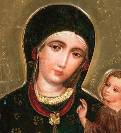 Zdjęcie nr 12: W polu o kształcie stojącego prostokąta, ukazana Matka Boska w półpostaci, w ujęciu frontalnym z Dzieciątkiem podtrzymywanym na lewym ramieniu. Głowa Marii lekko pochylona w stronę Jezusa. Twarz ukazana niemal frontalnie, wydłużona, zwężająca się ku dołowi, oczy duże o ciężkich powiekach, podkreślone ciemną kreską, prosty wąski nos i małe usta. Wzrok Marii skierowany bezpośrednio na widza. Prawa dłoń wąska, o bardzo wydłużonych palcach, ułożona poziomo, sztywno wyprostowana z odwiedzionym kciukiem, wskazuje na Dzieciątko, lewa dłoń przytrzymuje jego nogi. 
Maria jest ubrana w płaszcz okrywający głowę, układający się miękkimi fałdami i spięty pod szyją ozdobną broszą ze złocistym laserunkiem. Płaszcz, pierwotnie ciemnobłękitny, obecnie zzieleniały (rozłożony azuryt), ozdobiony niesymetrycznie rozmieszczonym, złoconym ornamentem patronowym (rozetki w dwóch rodzajach wzorów) i obszyty na brzegach wąskim złoconym paskiem, ponad którym widnieje koronka z ornamentu w kształcie trójliścia. Podszewka, widoczna w odwinięciach przy twarzy i w fałdach poniżej prawej dłoni, ciemnoczerwona. Spod płaszcza, na głowie wystaje rąbek białej, bardzo delikatnie malowanej, przezroczystej chusty. Ukazująca się spod płaszcza suknia Marii ciemnobłękitna, o półokrągłym wykroju przy szyi i wąskim rękawie. Lamówkę i mankiet rękawa tworzy szeroki pas złocistego obszycia ozdobionego koronką analogiczną do obszycia płaszcza.
Jezus jest ukazany w pozycji siedzącej, lekko pochylony ku Matce, z głową zwróconą w jej kierunku. Chrystus unosi prawą rękę w geście błogosławieństwa, w lewej trzyma wsparty o kolano ewangeliarz. Stopy Jezusa, zwłaszcza lewa, o nienaturalnie długich, wąskich palcach, zaś prawa odwrócona. Dzieciątko ubrane w tunikę w kolorze czerwieni złamanej brązem (przemytej), z rozmieszczonym nieregularnie złotym ornamentem patronowym i szerokim złoconym obszyciem, pośrodku którego biegnie zygzakowata linia, tworząca trójkąty z wpisaną formą trójliścia. Patron na tunice złożony z dwóch odwróconych do siebie półksiężyców z poziomo biegnącymi promieniami. Tunika ma jasnozieloną podszewkę, widoczną w odwinięciu nad prawą nóżką. Fałdy szaty układające się miękko, ledwo widoczne, z wyjątkiem charakterystycznej fałdy przy szyi Dzieciątka. 
Księga trzymana przez Jezusa, przedstawiona grzbietem na zewnątrz, z czerwoną oprawą z dwoma złotymi wąskimi okuciami i pięcioma zielonymi rautami, rozmieszczonymi w rogach i na środku okładki. Pomiędzy okładkami widoczne białe brzegi kart. 
Karnacje Marii i Jezusa malowane intensywnym różem, modelowanym bielą i szarością. Włosy okalające głowę Dzieciątka, ułożone ornamentalnie, brunatne z pasmami bladej żółcieni. Nimby Matki Boskiej i Dzieciątka, zaznaczone pucowanym ornamentem w kształcie trójliścia występującego na sukni i płaszczu Marii, zachodzące na siebie. Tło obrazu złocone, na desce lipowej przymocowanej do ramy, w której umieszczono obraz.